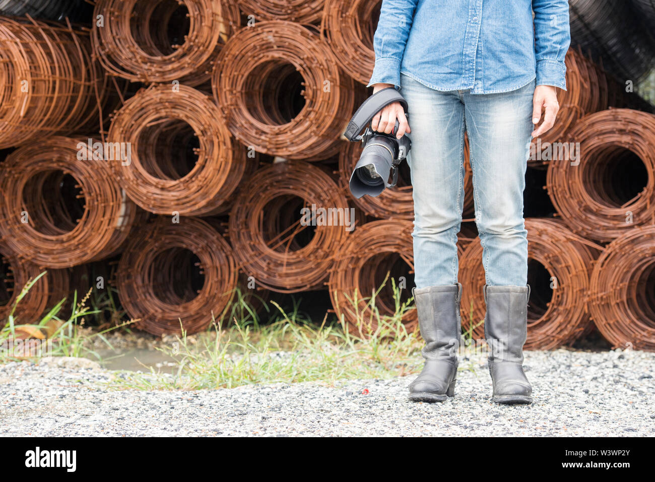 Ingegnere bello indossare casco bianco per la sicurezza sul lavoro. Costruzione e concetto di ingegneria. Foto Stock