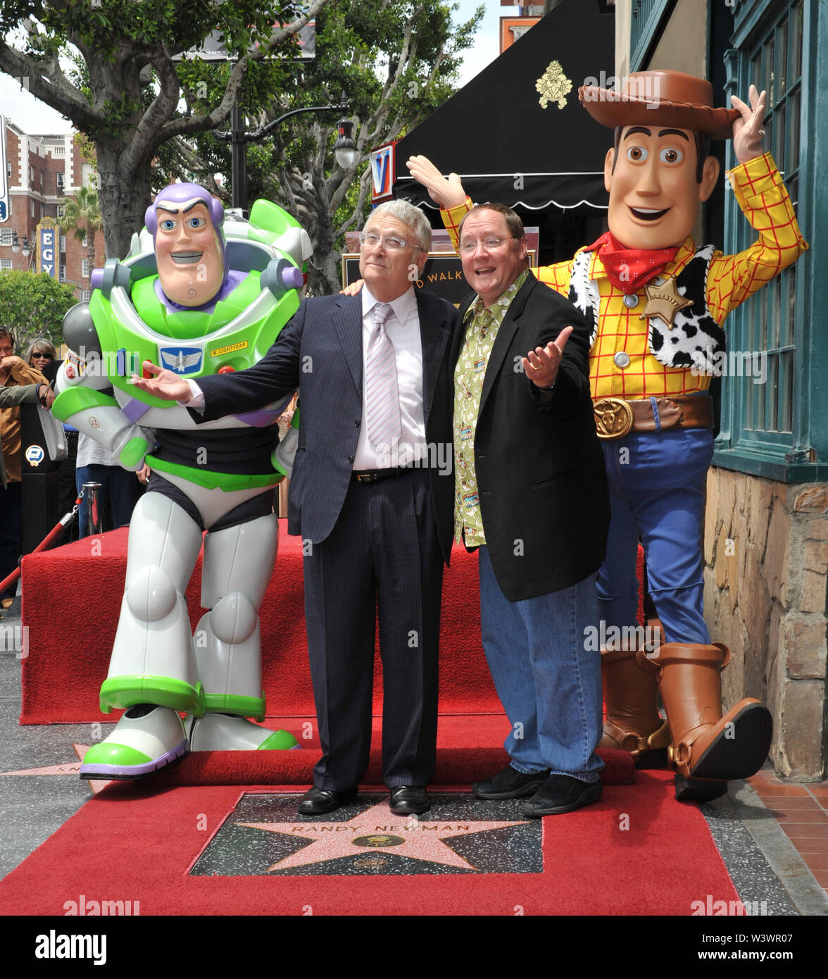 LOS ANGELES, CA. Giugno 02, 2010: il compositore Randy Newman (sinistra) & Disney-Pixar boss John Lasseter con Toy Story 3 stelle Buzz Lightyear e Woody è stato onorato oggi con una stella sulla Hollywood Walk of Fame. © 2010 Paul Smith / Featureflash Foto Stock