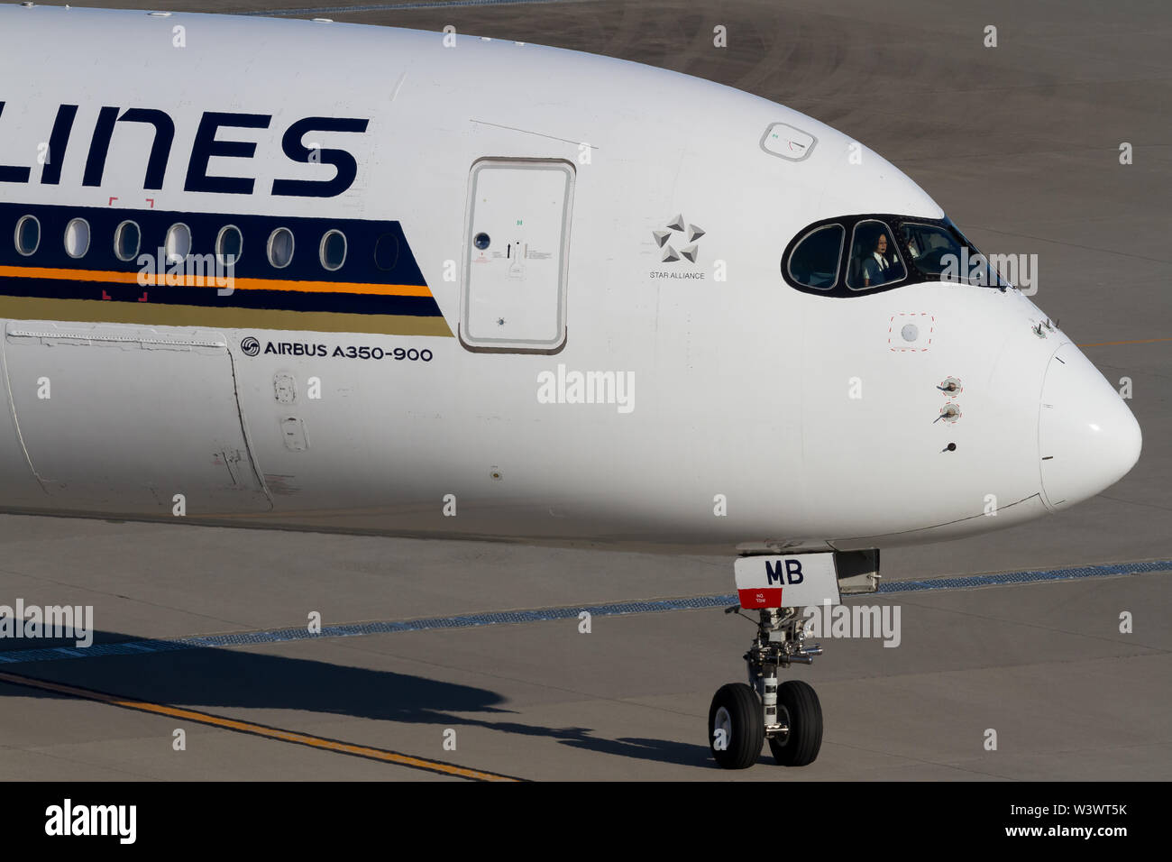 Un Airbus Singapore Airlines A350-900 presso l'aeroporto internazionale Haneda di Tokyo, Giappone. Foto Stock