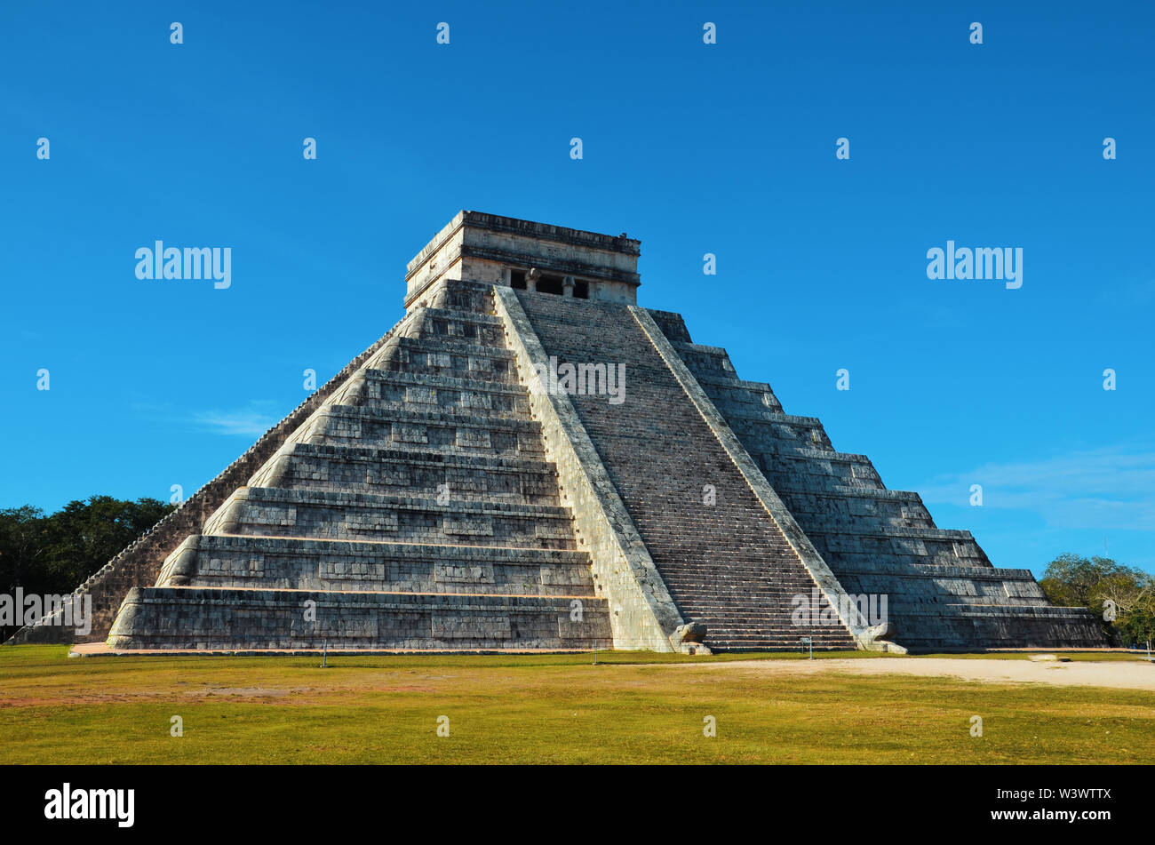 El Castillo (Tempio di Kukulcan), un passo Mesoamerican-piramide, Chichen Itza. È stato un grande pre-colombiana città costruita dal popolo Maya Foto Stock