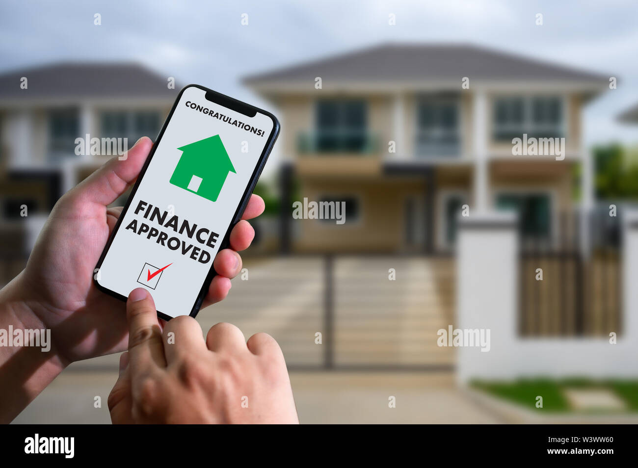 Finanziare l'accordo di prestito e la chiave di casa mutuo ipotecario approvazione sul telefono cellulare in una casa Foto Stock