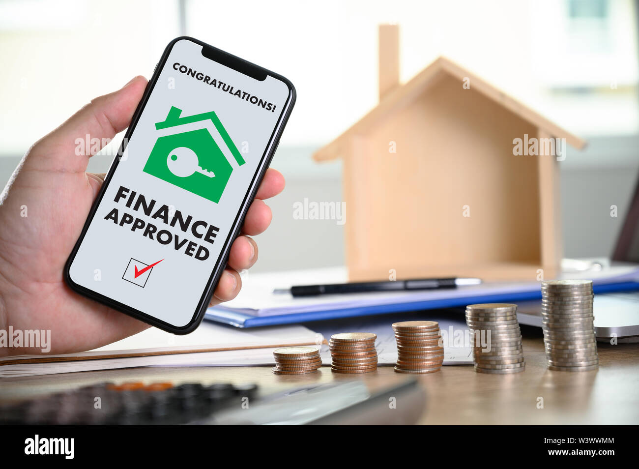 Mutuo riconoscimento su telefono cellulare in una casa del modulo del contratto approvato con casa di proprietà Foto Stock