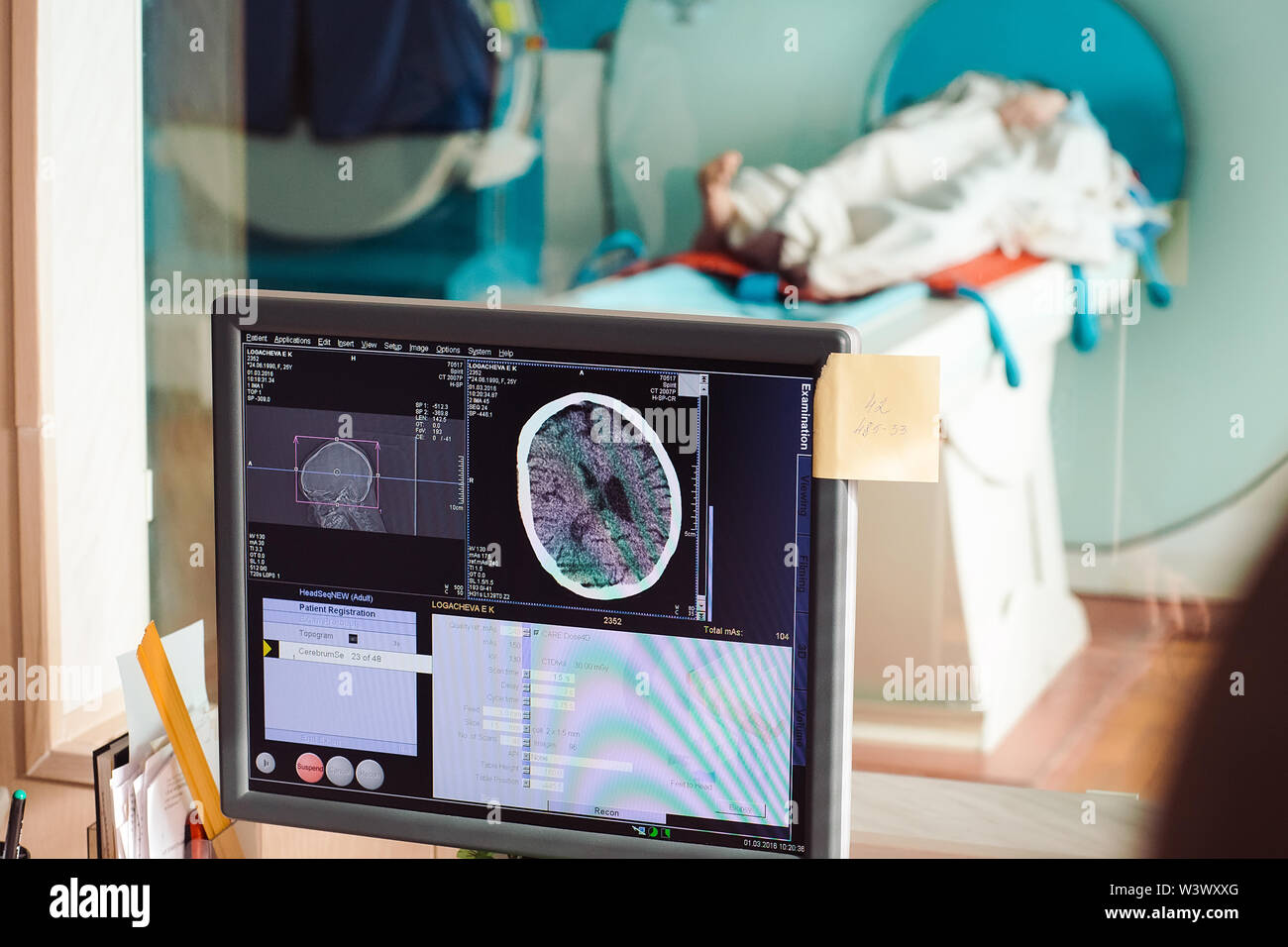 Macchina MRI e schermate con medico e infermiere Foto Stock