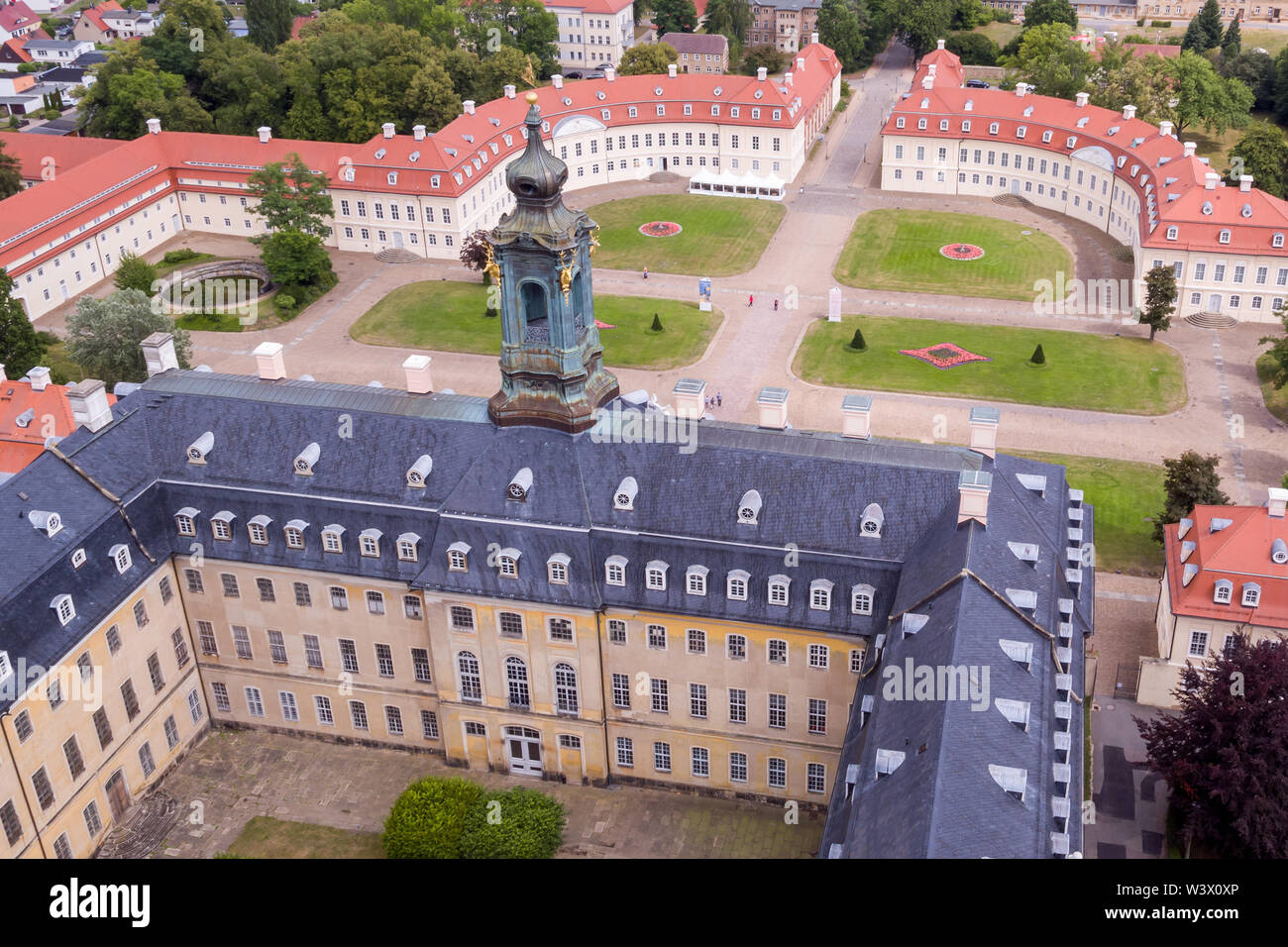 16 luglio 2019, in Sassonia, Wermsdorf: Vista del castello di Hubertusburg (shot con un drone). In Europa la più grande riserva di caccia ha restituito una frazione del suo giardino perduto. Con circa 40 volontari, la Colonia azione artista ha tagliato alcune delle forme centrale di gioielleria in ex park dal 1 luglio. Su 10.000 metri quadrati, l'asse centrale e la parte centrale del giardino barocco composizione sono stati resuscitati - un decimo dell'ex complesso. Ma i visitatori del 'sassone Versailles' fare in fretta, perché si tratta di un lavoro temporaneo. Cresce di oltre entro due settimane. Foto: Jan Woitas/dpa-Zentralbild/dpa Foto Stock