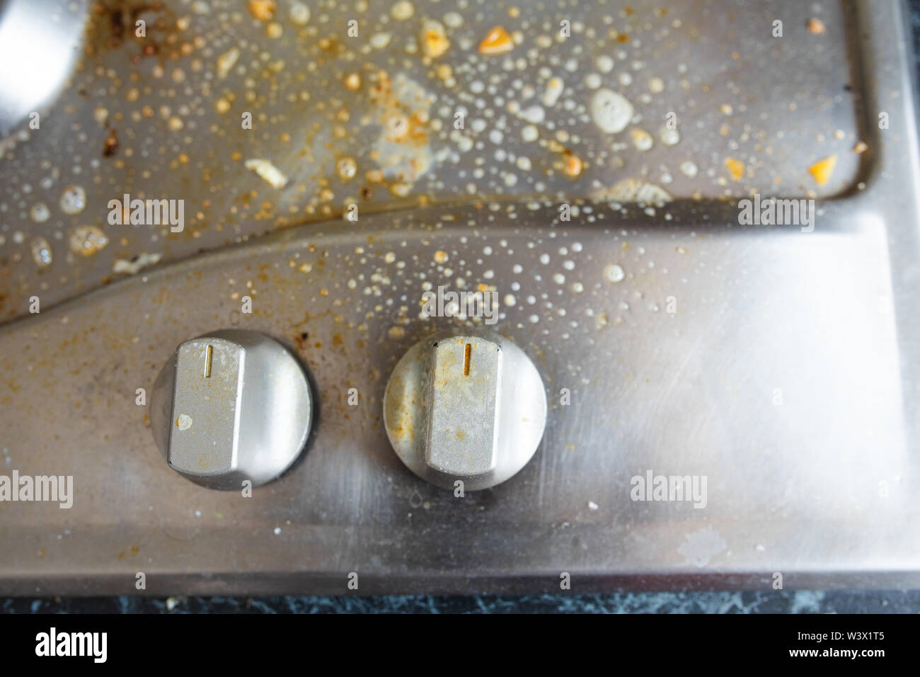 Il processo di lavaggio del fornello a gas.Close-up di sporco fornello a gas coperta con un prodotto chimico per il liquido di lavaggio. I lavori domestici o domestiche concetto. Foto Stock