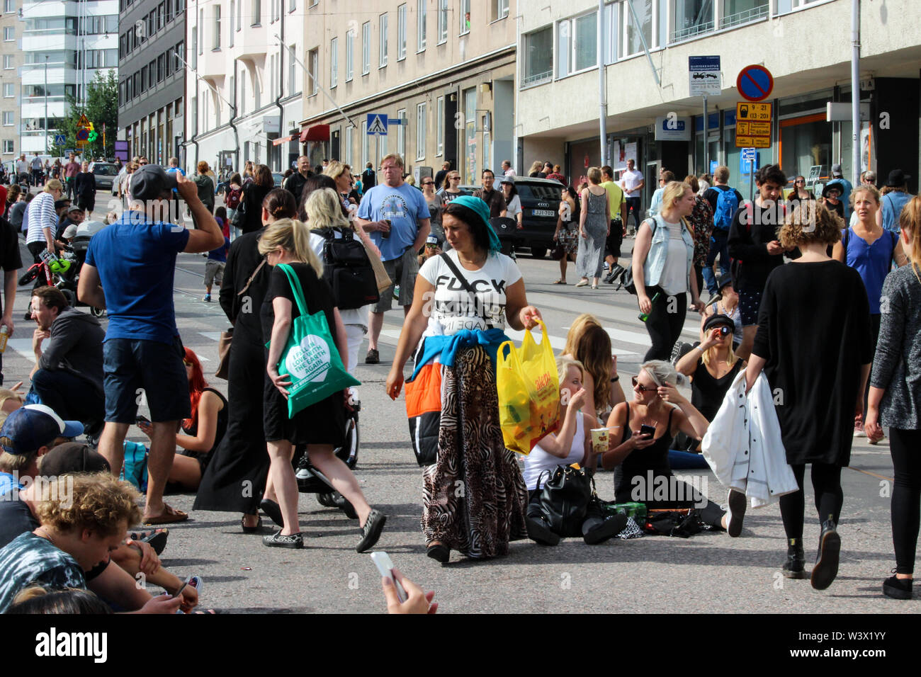 Il rumeno Romani donna deposito di raccolta di bottiglie e lattine durante Kallio Block Party 2016 a Helsinki in Finlandia Foto Stock