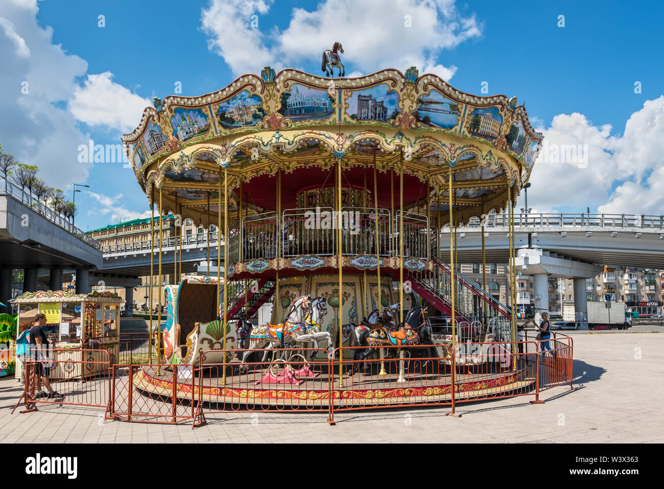 Kiev, Ucraina - 13 Luglio 2019: antica giostra vintage attrazione a piazza postale a Kiev, Ucraina. Le navi ormeggiate sulle rive del fiume Dnipro. Foto Stock