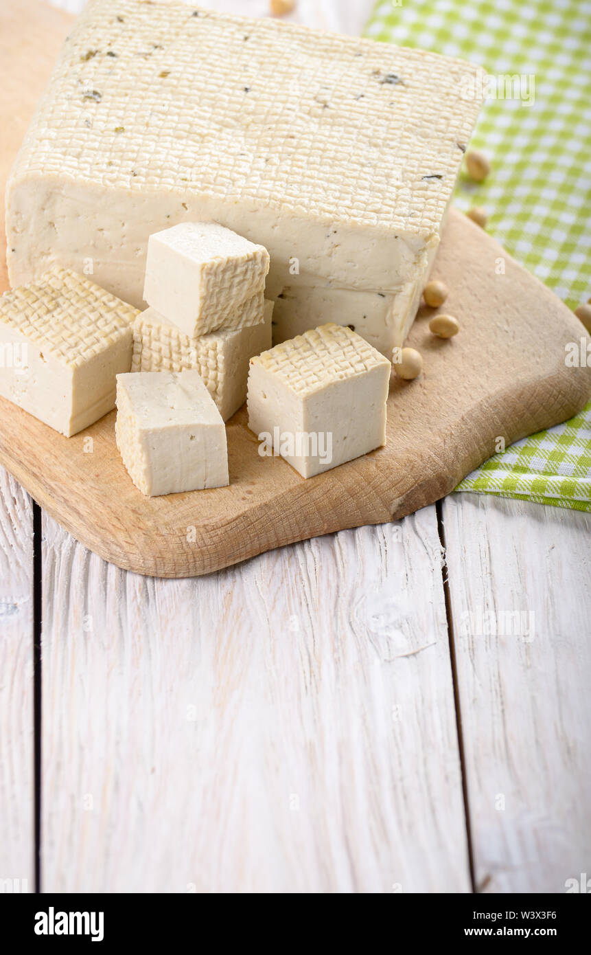 Fagiolo di soia tofu cagliata sul bordo di taglio non a base di latte sostituto alternativo per formaggio Foto Stock