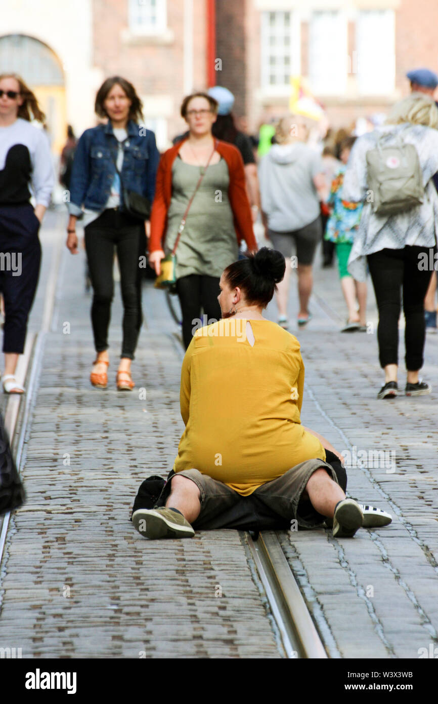 Adulto Giovane su binari tranviari in Porthaninkatu durante Kallio Block Party 2016 a Helsinki in Finlandia Foto Stock