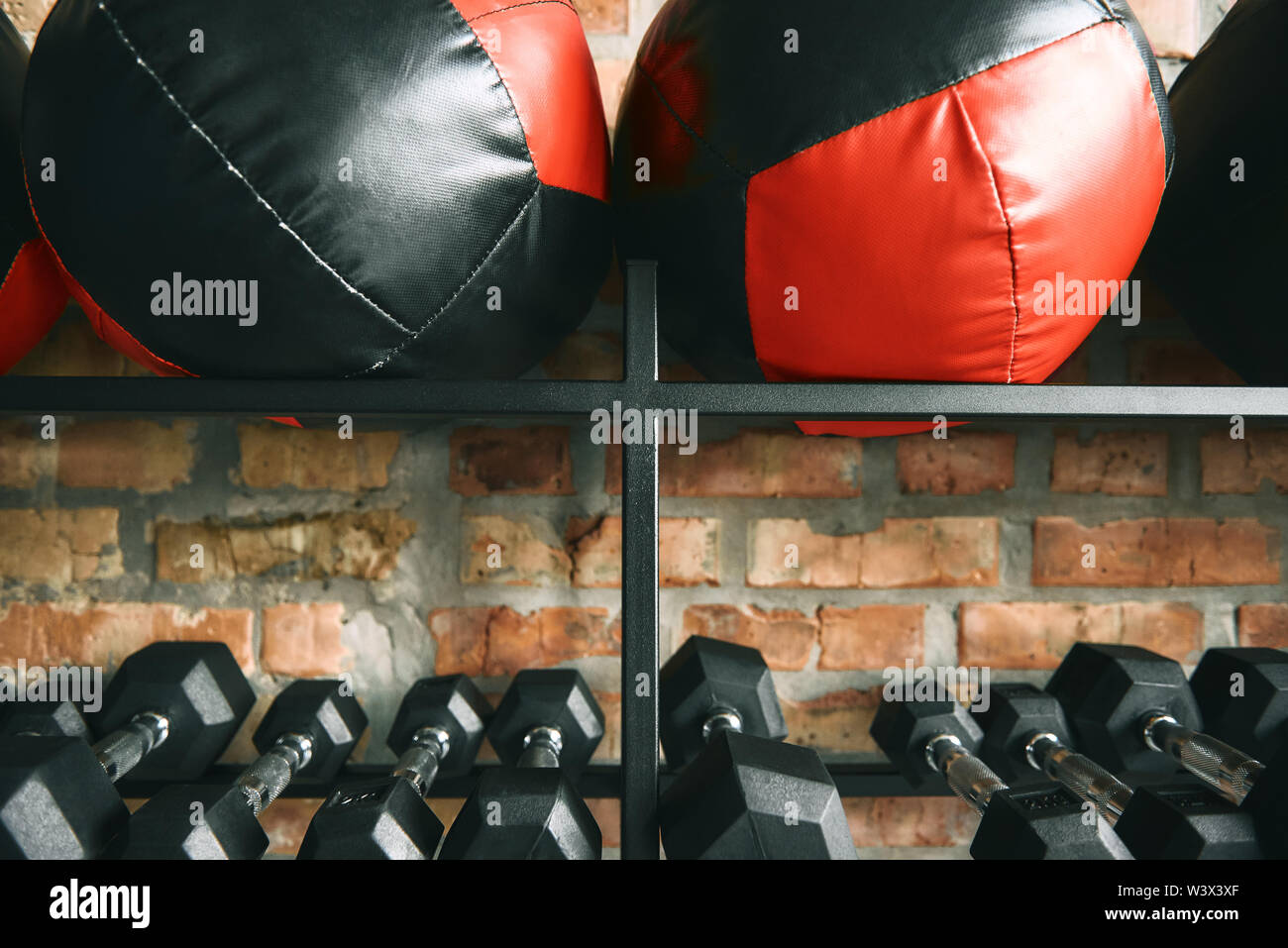 In prossimità delle attrezzature per l'allenamento in palestra. Righe del black metal manubri e sfere di fitness. Esercizi di peso. Sport concept Foto Stock