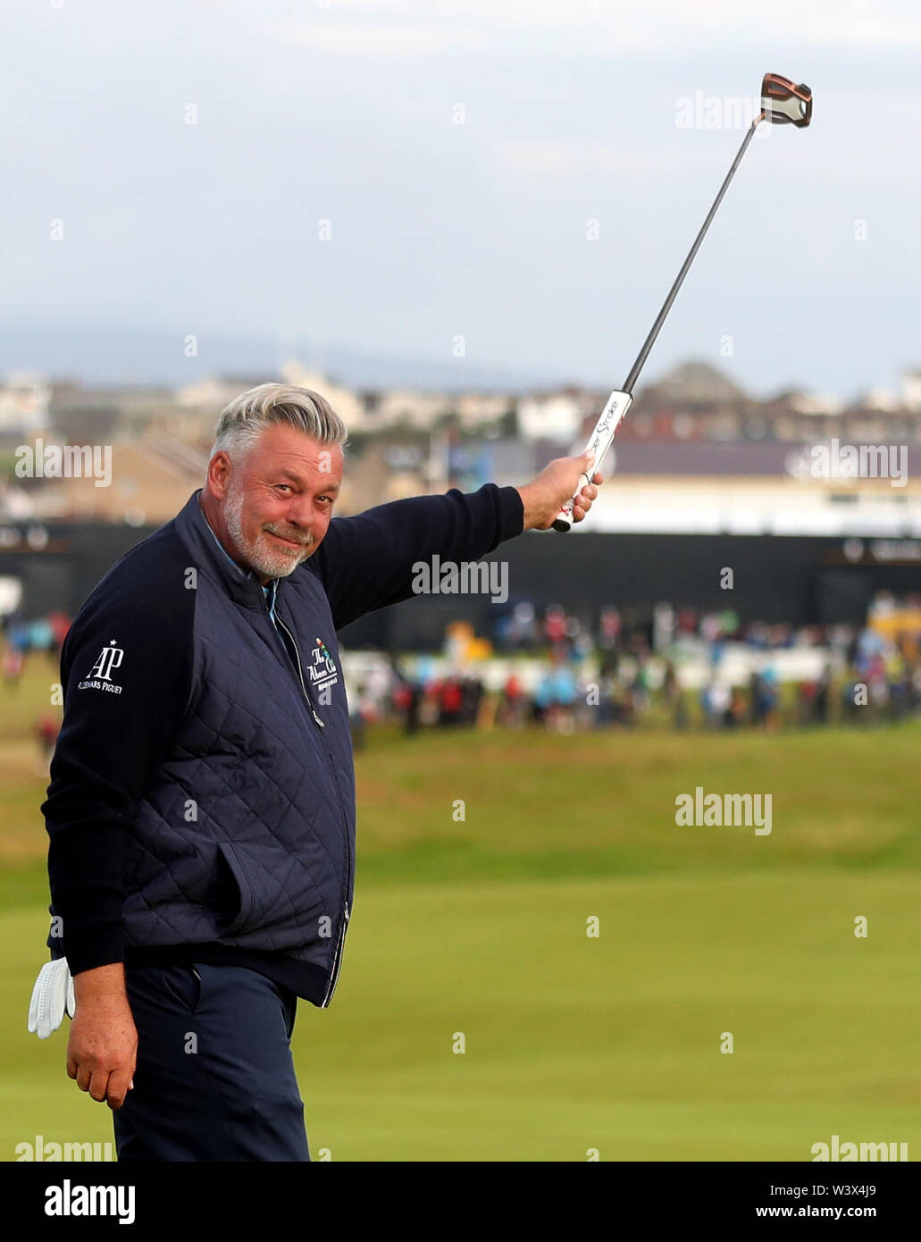 In Irlanda del Nord la Darren Clarke celebra il suo birdie sul 1 durante il primo giorno del Campionato Open 2019 presso il Royal Portrush Golf Club. Foto Stock