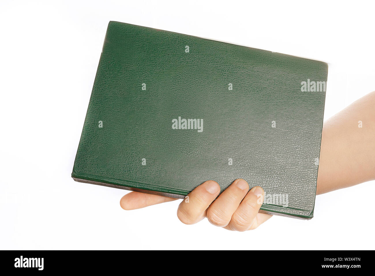 Donna di mano è in possesso di un libro verde su uno sfondo bianco. Un libro aperto per l apprendimento della matematica. Foto Stock