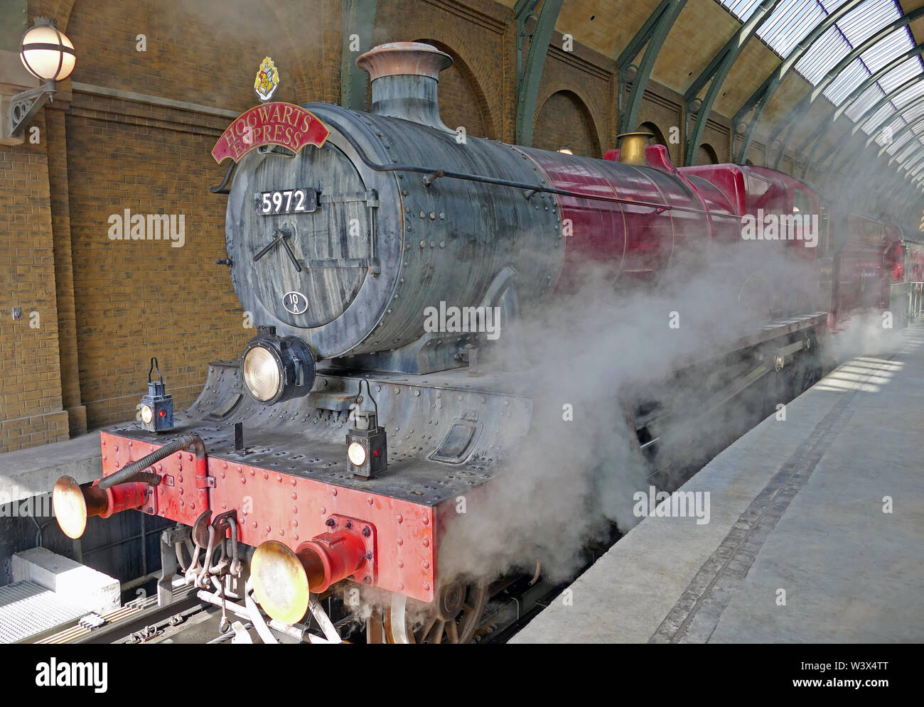 La scuola di Hogwarts Express in Universal Studios su piattaforma appena prima di partire Foto Stock