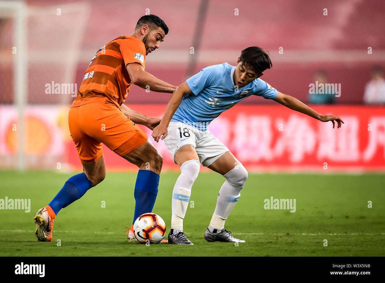 Il calcio italiano player Graziano Pelle, a sinistra dello Shandong Luneng Taishan sfide un giocatore di Tianjin Tianhai nel loro diciottesima tornata corrispondere durante il 2019 Chinese Football Association Super League (CSL) in Ji'nan city, est della Cina di provincia di Shandong, 17 luglio 2019. Shandong Luneng Taishan sconfitto Tianjin Tianhai 2-1. Foto Stock Il calcio italiano player Graziano Pelle, a sinistra dello Shandong Luneng Taishan sfide un giocatore di Tianjin Tianhai nel loro diciottesima tornata corrispondere durante il 2019 Chinese Football Association Super League (CSL) in Ji'nan city, est della Cina di provincia di Shandong, 17 luglio 2019. Shandong Luneng Taishan sconfitto Tianjin Tianhai 2-1. Foto Stock