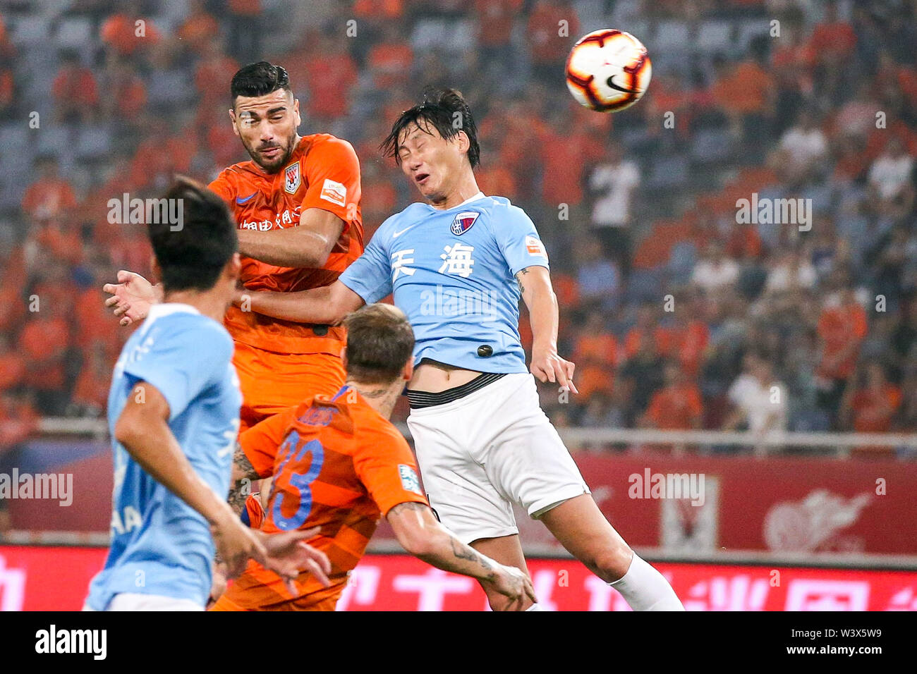 Il calcio italiano player Graziano Pelle, superiore dello Shandong Luneng Taishan capi la sfera contro giocatori di Tianjin Tianhai nel loro diciottesima tornata corrispondere durante il 2019 Chinese Football Association Super League (CSL) in Ji'nan city, est della Cina di provincia di Shandong, 17 luglio 2019. Shandong Luneng Taishan sconfitto Tianjin Tianhai 2-1. Foto Stock Il calcio italiano player Graziano Pelle, superiore dello Shandong Luneng Taishan capi la sfera contro giocatori di Tianjin Tianhai nel loro diciottesima tornata corrispondere durante il 2019 Chinese Football Association Super League (CSL) in Ji'nan city, est della Cina di provincia di Shandong, 17 luglio 2019. Shandong Luneng Taishan sconfitto Tianjin Tianhai 2-1. Foto Stock