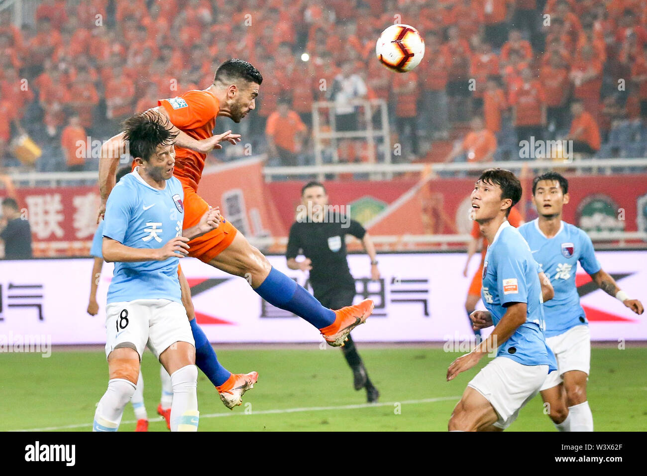 Il calcio italiano player Graziano Pelle, superiore dello Shandong Luneng Taishan capi la sfera contro giocatori di Tianjin Tianhai nel loro diciottesima tornata corrispondere durante il 2019 Chinese Football Association Super League (CSL) in Ji'nan city, est della Cina di provincia di Shandong, 17 luglio 2019. Shandong Luneng Taishan sconfitto Tianjin Tianhai 2-1. Foto Stock Il calcio italiano player Graziano Pelle, superiore dello Shandong Luneng Taishan capi la sfera contro giocatori di Tianjin Tianhai nel loro diciottesima tornata corrispondere durante il 2019 Chinese Football Association Super League (CSL) in Ji'nan city, est della Cina di provincia di Shandong, 17 luglio 2019. Shandong Luneng Taishan sconfitto Tianjin Tianhai 2-1. Foto Stock