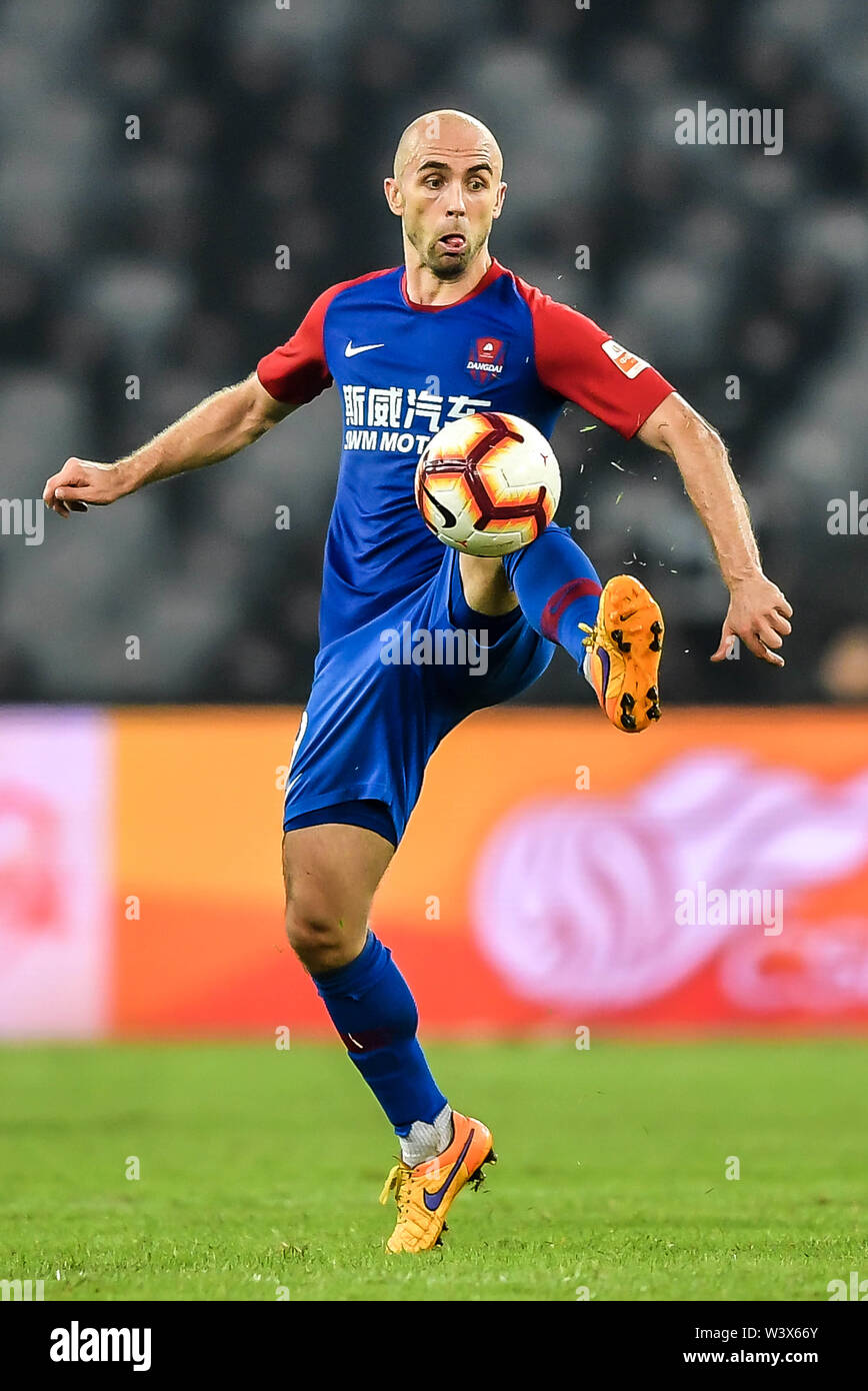 Polacco giocatore di calcio Adrian Mierzejewski di Chongqing SWM dribbling contro Shenzhen F.C. nel loro diciottesima tornata corrispondere durante il 2019 Chinese Football Association Super League (CSL) nella città di Shenzhen, Cina del sud della provincia di Guangdong, 17 luglio 2019. Chongqing SWM sconfitto Shenzhen F.C. 2-0. Foto Stock