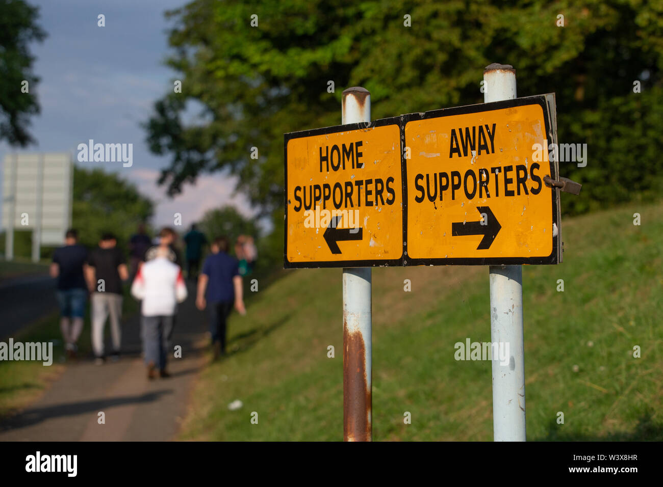 Digital Signage presso il campo di calcio in Inghilterra che indica la direzione in cui la casa e lontano tifosi dovrebbero andare. Foto Stock