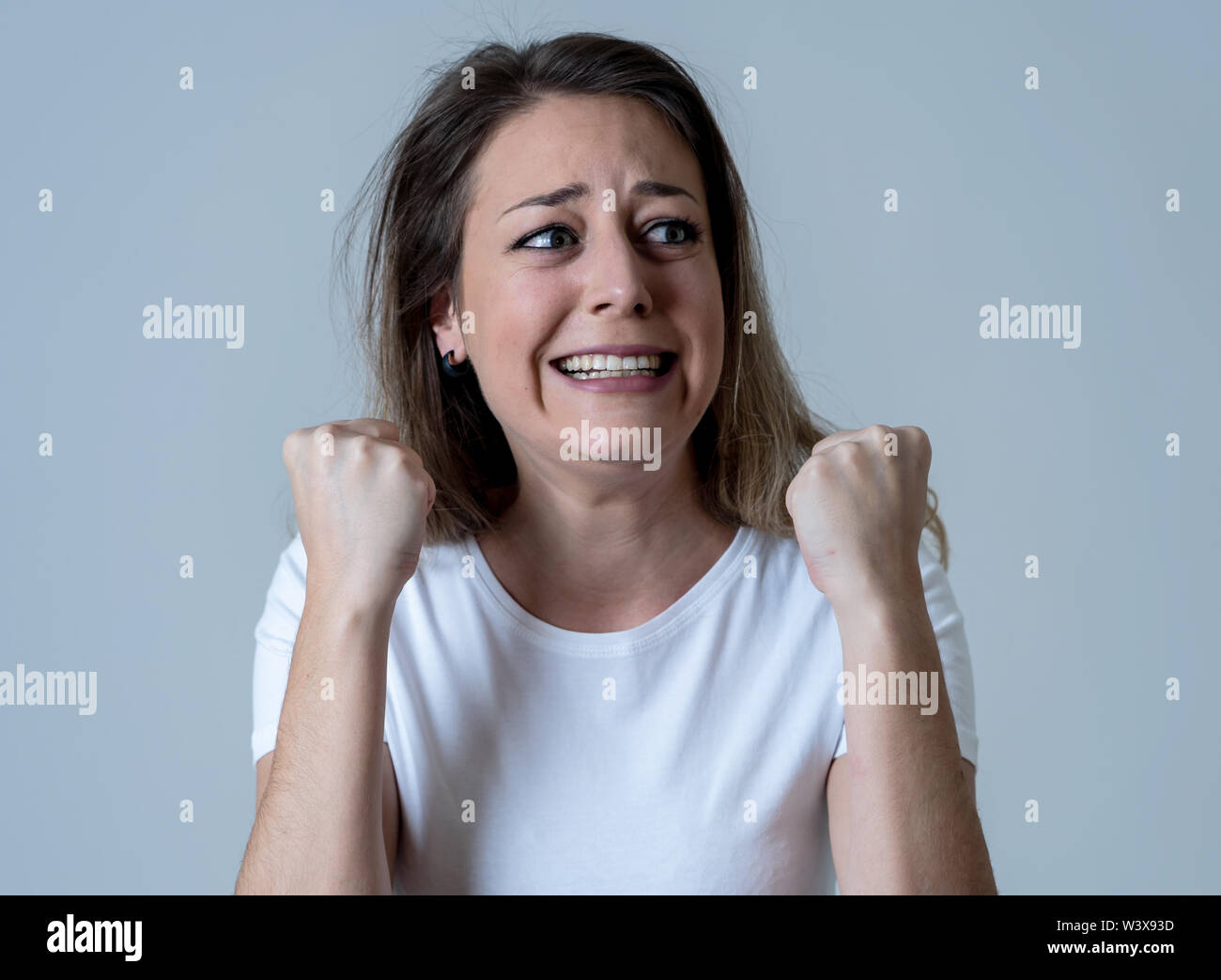 Ritratto di bella donna scioccato vincere la lotteria o avendo grande successo con sorpresa e felice di viso e gesti di espressione del viso umano, Foto Stock
