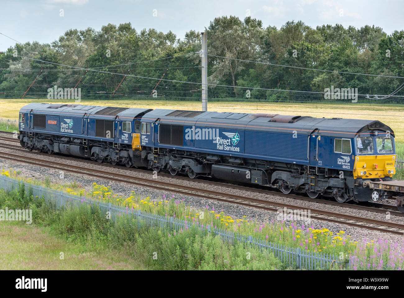 Doppia testa di classe 66 locomotive. Un tipo di 6 assi elettrici diesel locomotiva merci mostrato sulla linea principale della costa occidentale a Winwick alaggio Kiro Foto Stock