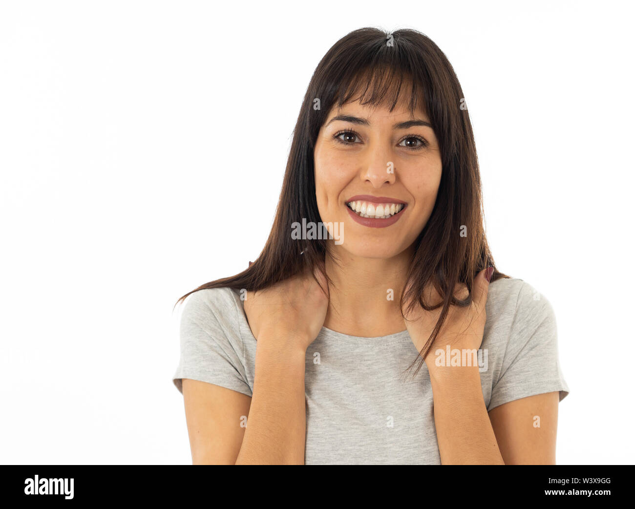 Ritratto di attraente giovane donna caucasica con la faccia felice e bel sorriso. Isolato su sfondo neutro nelle persone, positivo del viso umano expr Foto Stock