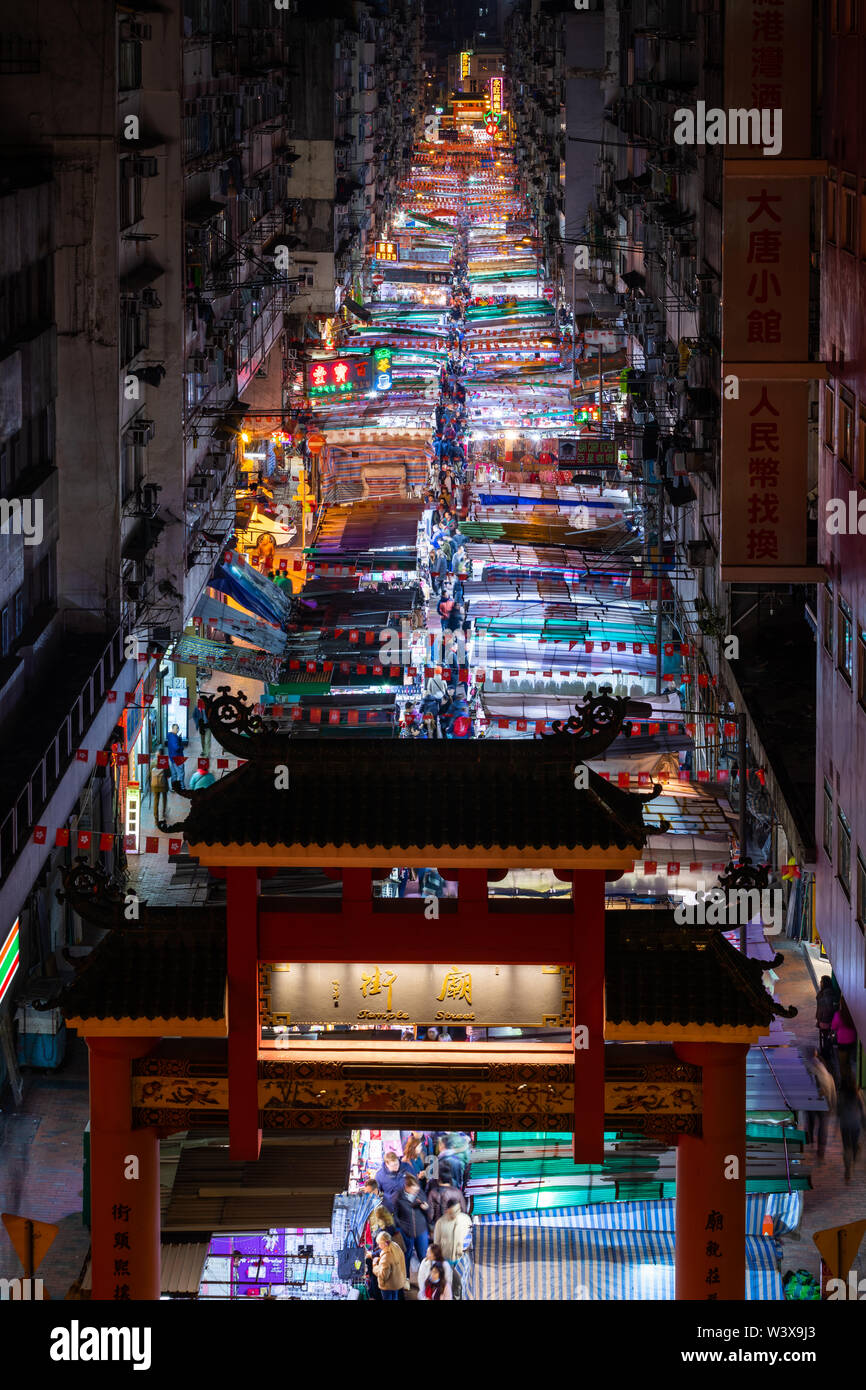 Strada trafficata con molti negozi presso le bancarelle di Temple Street a Mong Kok Hong Kong Foto Stock