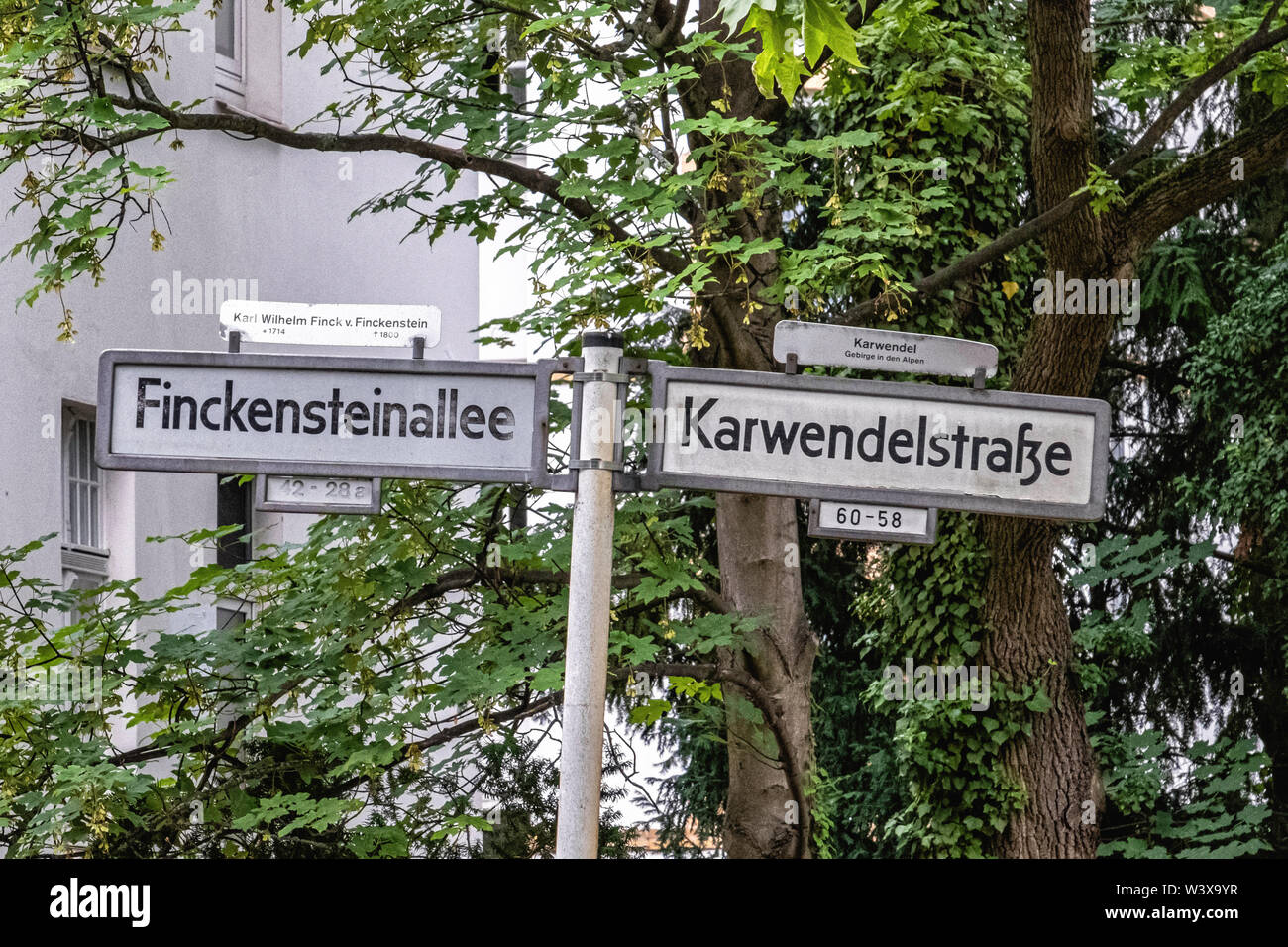 Cartello stradale. Finckensteinallee & Karwendelstrasse street accedi Berlin-Lichterfelde Foto Stock