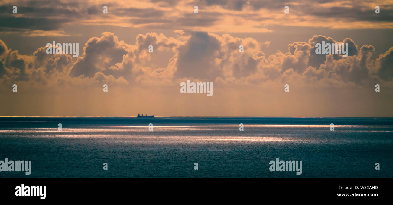 Lone nave in mare. Foto Stock