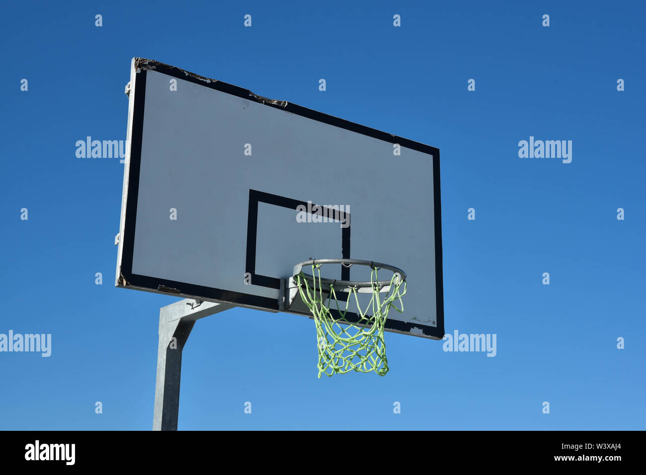 Basket net contro un cielo blu Foto Stock