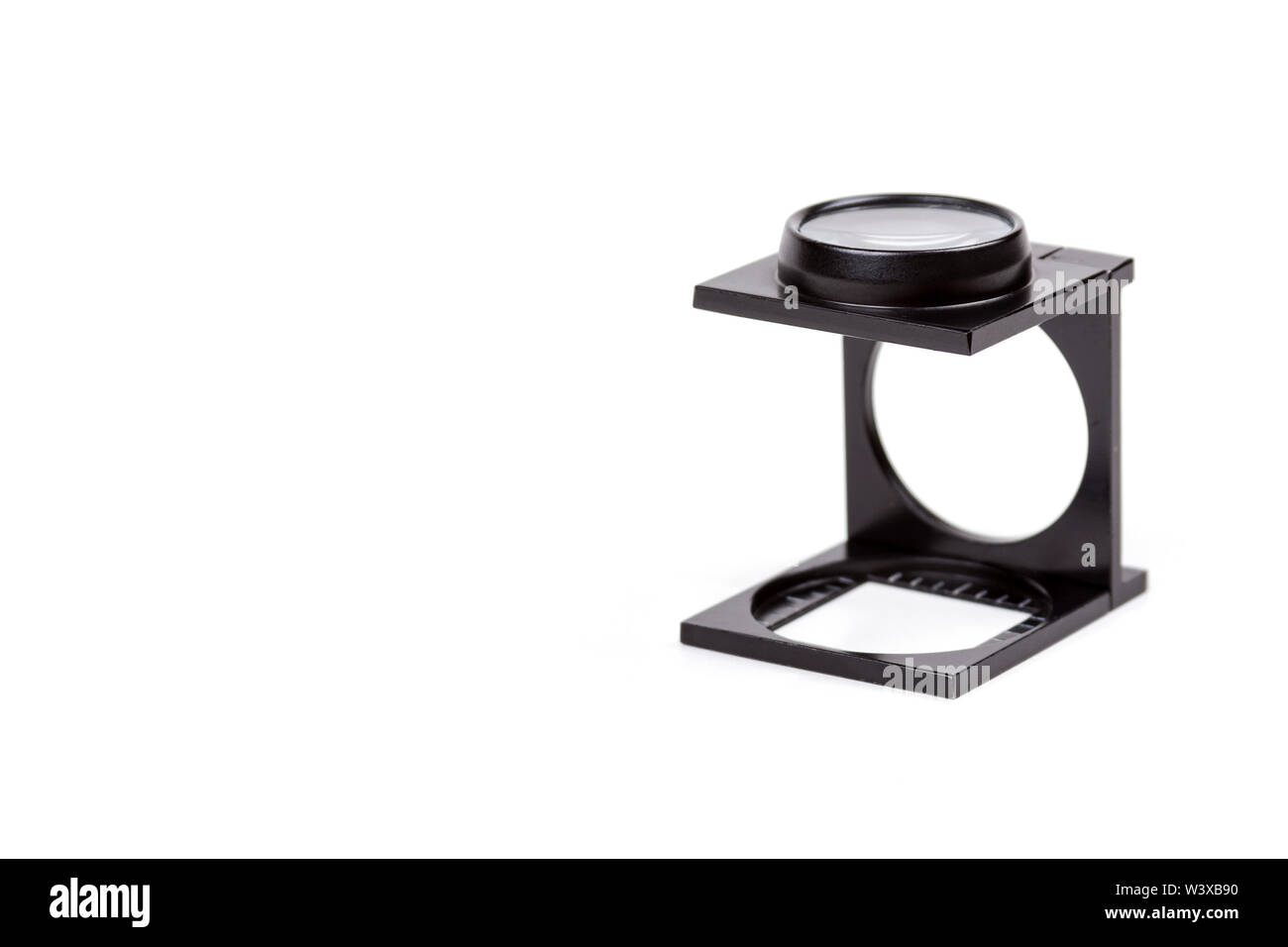 Pocket pieghevole tester di lino come lente di ingrandimento a stativo, tessile lente di ingrandimento, contatore di thread e strumento per la linea di misurazione e controllo, workshop Foto Stock