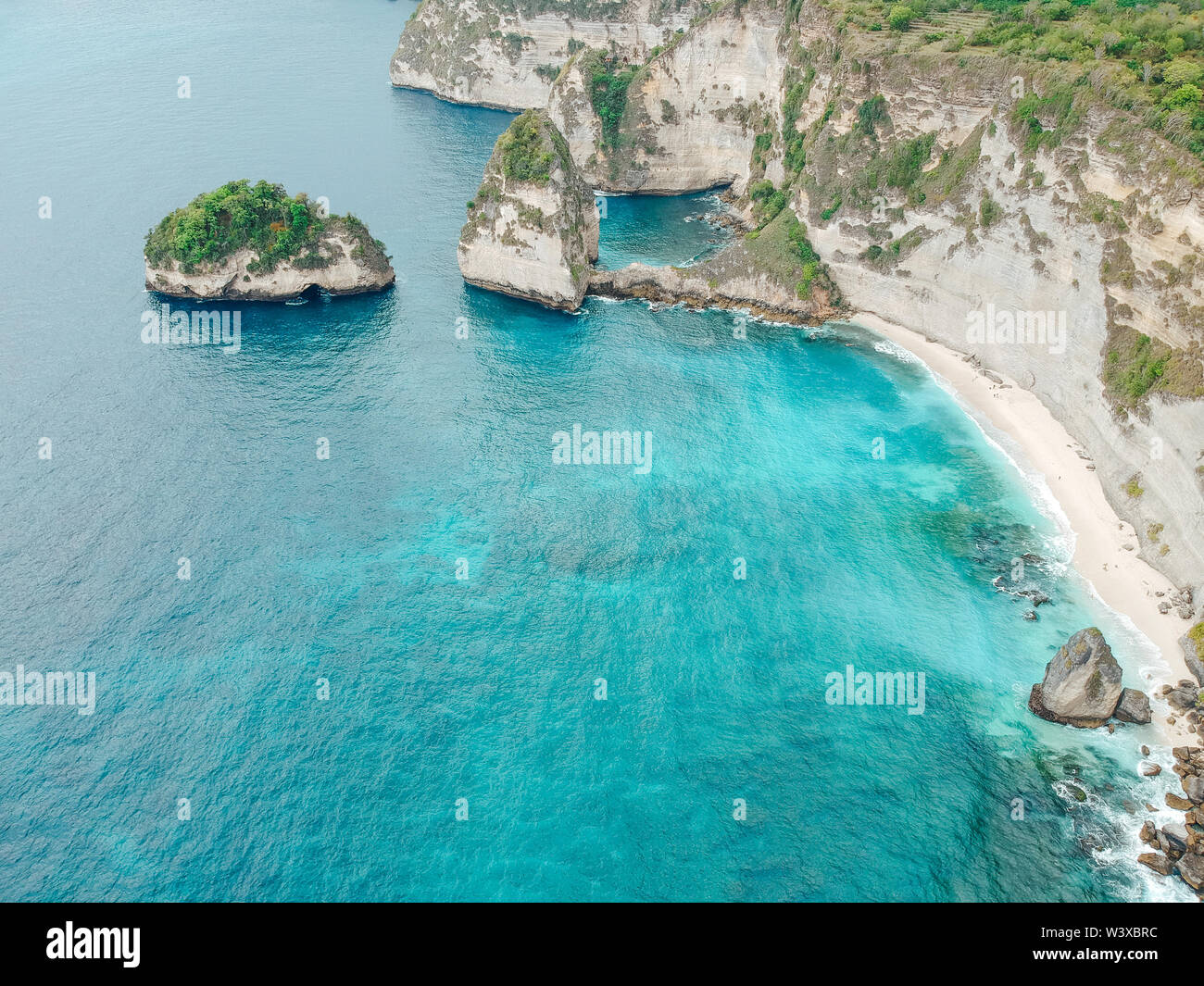 Antenna fuco del diamante spiaggia di Nusa Penida, Bali, Indonesia con sorprendente turchese blu. bianca scogliera, oceano, rock, spiaggia. Foto Stock