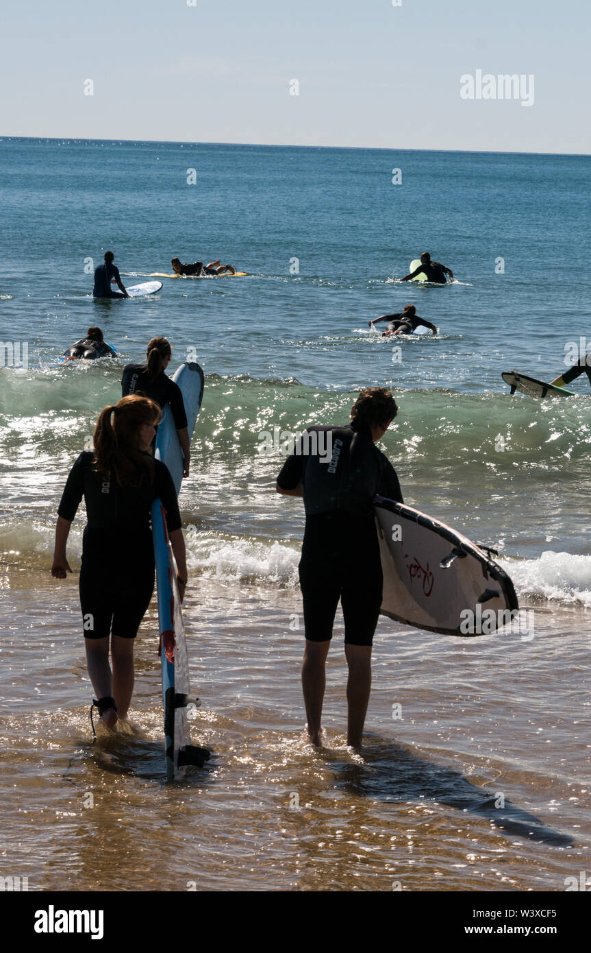Un gruppo di giovani backpackers la loro prima lezione di surf con un istruttore presso Agnes Water Beach caravan e campeggio nel Queensland, in Australia. Foto Stock
