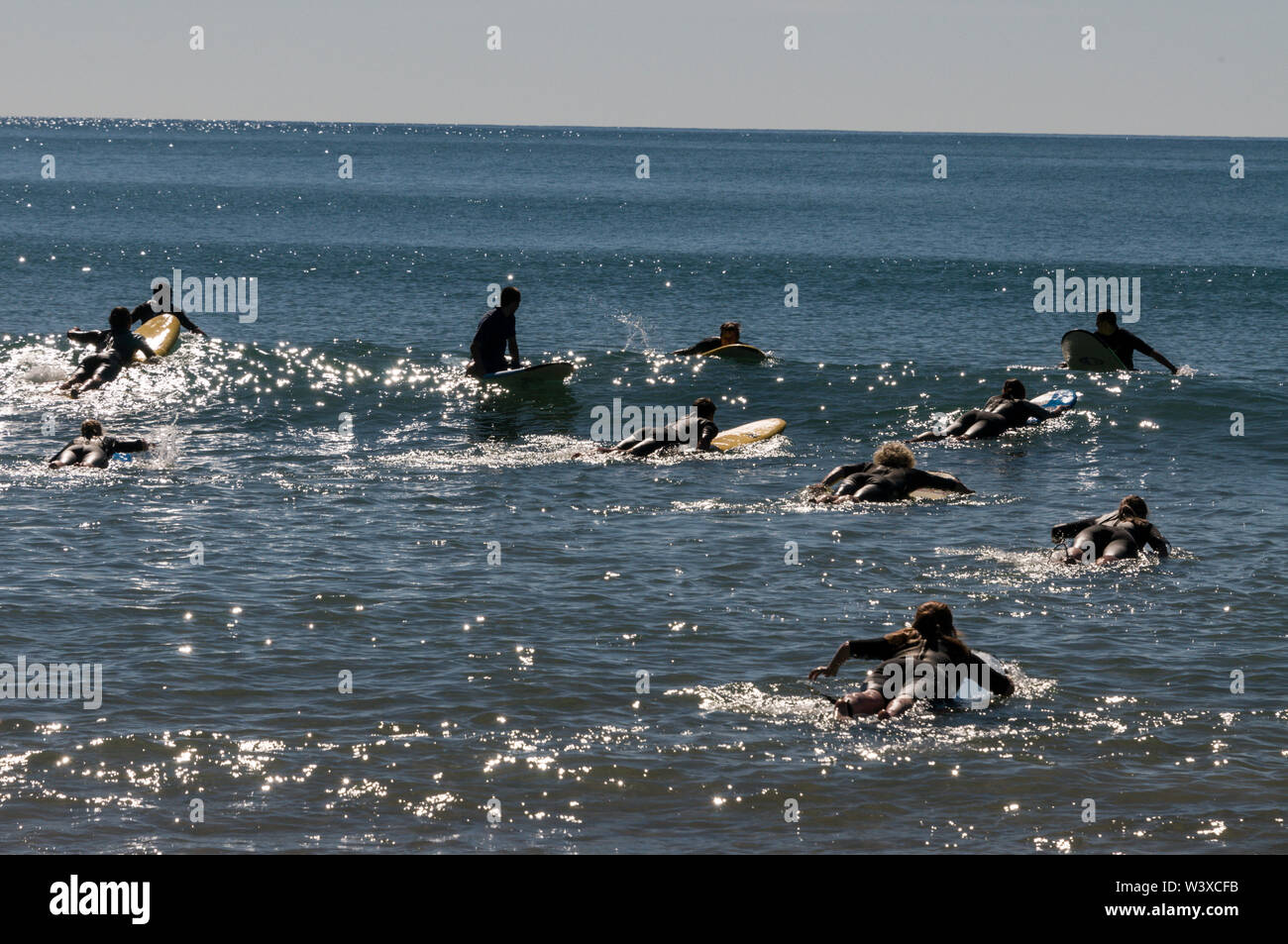 Un gruppo di giovani backpackers la loro prima lezione di surf con un istruttore presso Agnes Water Beach caravan e campeggio nel Queensland, in Australia. Foto Stock