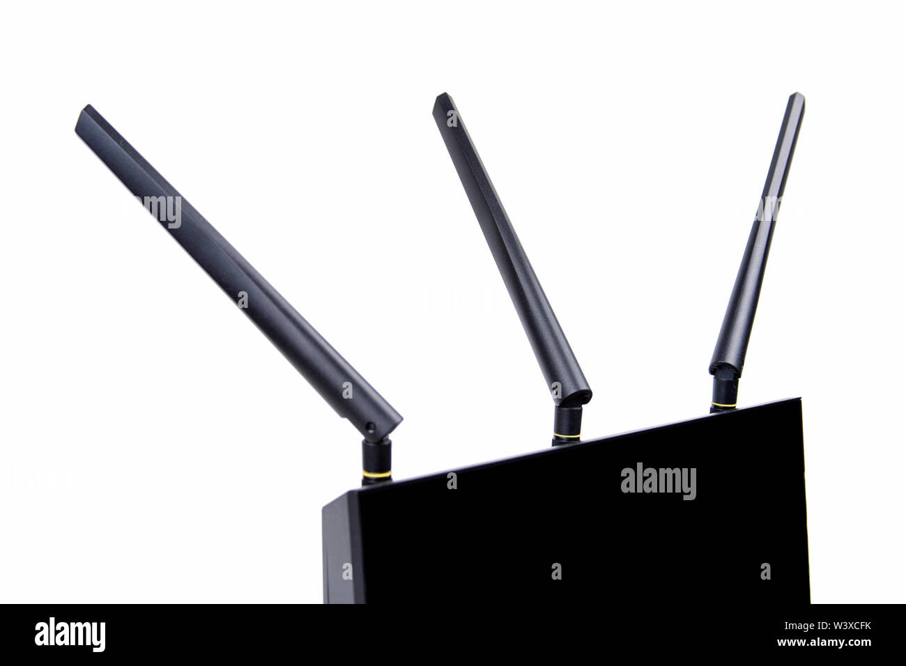 Black wireless router wi-fi modem via cavo, chiudere la vista su tre antenne, macro closeup isolato su bianco. La tecnologia MIMO e concetto di networking Foto Stock