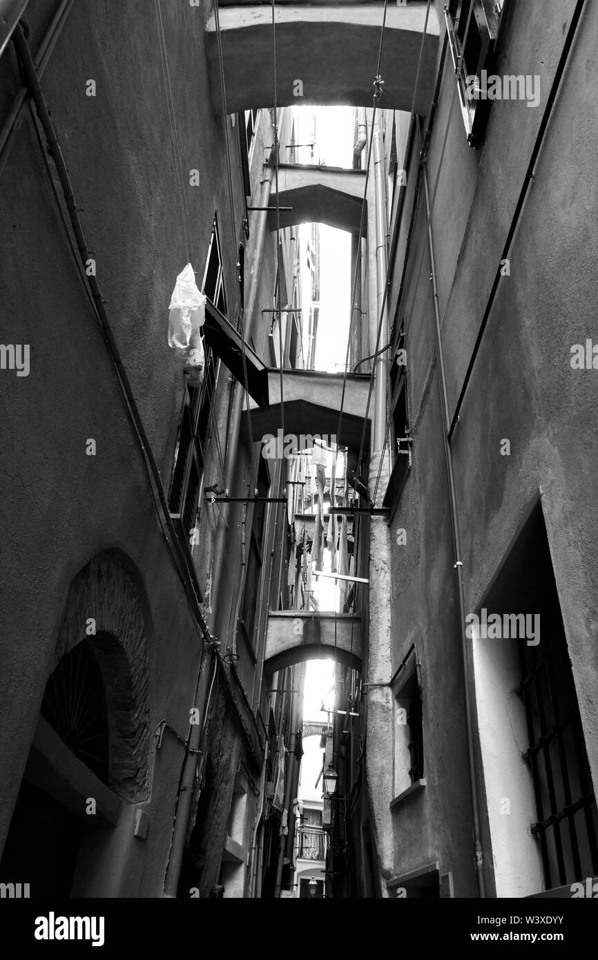 Medieval strade strette e case con contrafforti, Italia. Immagine in bianco e nero Foto Stock