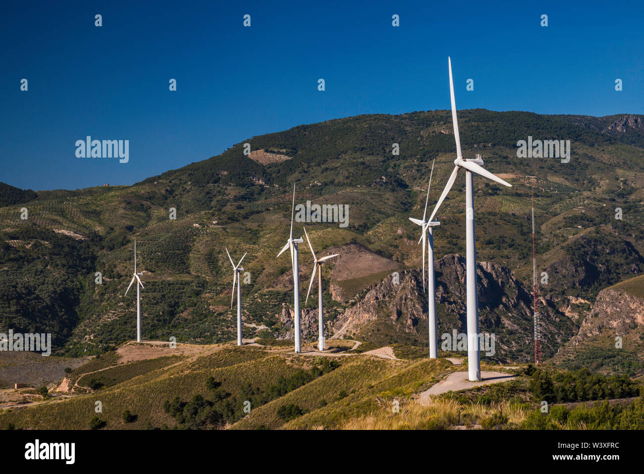 Le turbine eoliche in prossimità di Lanjaron, Sierra Guajaras in dist, Las Alpujarras, provincia di Granada, Andalusia, Spagna Foto Stock