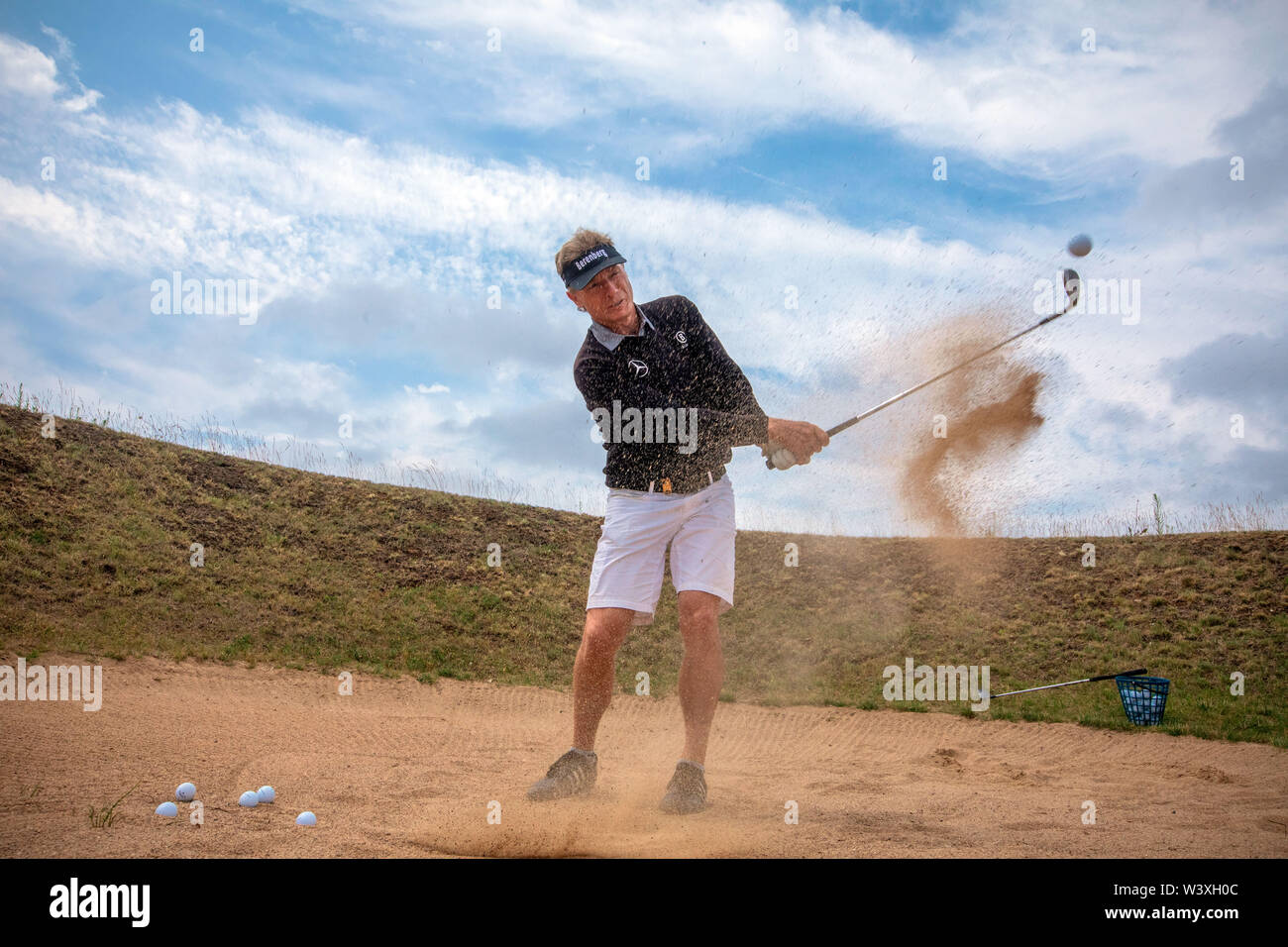 Gneven, Germania. 17 Luglio, 2019. Golf veterano Bernhard Langer colpisce la palla da un bunker durante una pratica rotonda. Il 61-anno-vecchio Langer suonerà presso l'European Senior torneo Tour vicino a Schwerin in Gneven, Mecklenburg, durante il fine settimana. Langer è stato il giocatore dominante sulla US Champions Tour per undici anni. Credito: Jens Büttner/dpa-Zentralbild/ZB/dpa/Alamy Live News Foto Stock