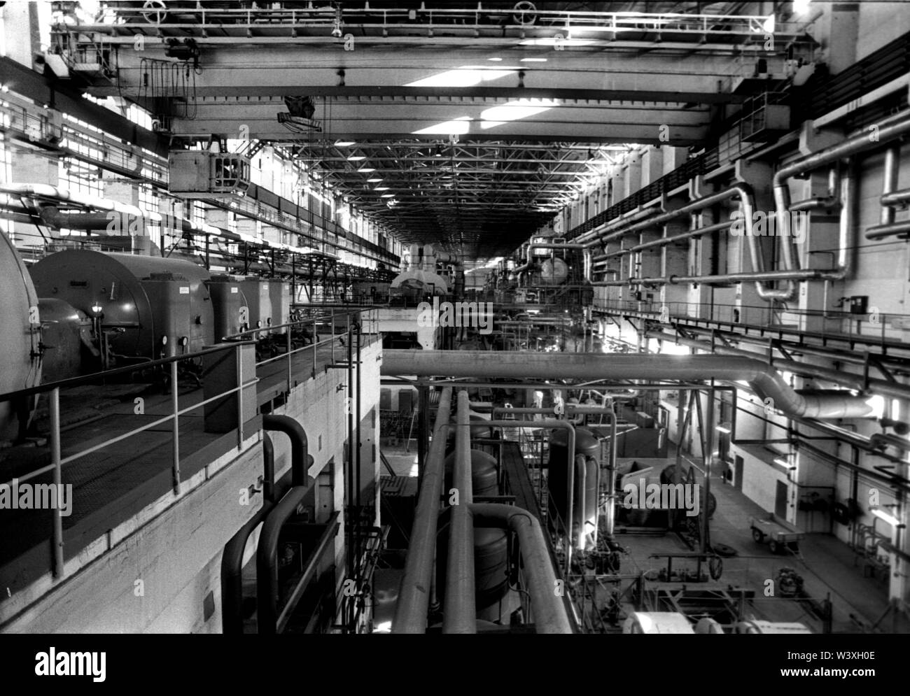 Archiviato - 01 Gennaio 1990 Berlino, Greifswald: Meclemburgo-pomerania/RDT/1990 Lubmin centrale nucleare nei pressi di Greifswald. Il blocco 5 è ancora in costruzione. Un po' più tardi, la pianta di potere è spento per motivi di sicurezza. Oggi vi è una struttura temporanea di deposito per le scorie radioattive. La tecnologia è stata sovietico. La foto mostra la macchina hall in un blocco attivo, in cui i generatori di elettricità generata // atom/energia/reattore/NPP/energia nucleare/stati federali/*** Caption locale *** Germania Est/Energia Atomica impianto di alimentazione vicino a Greifswald, Germania settentrionale. Turbine Hall, w Foto Stock