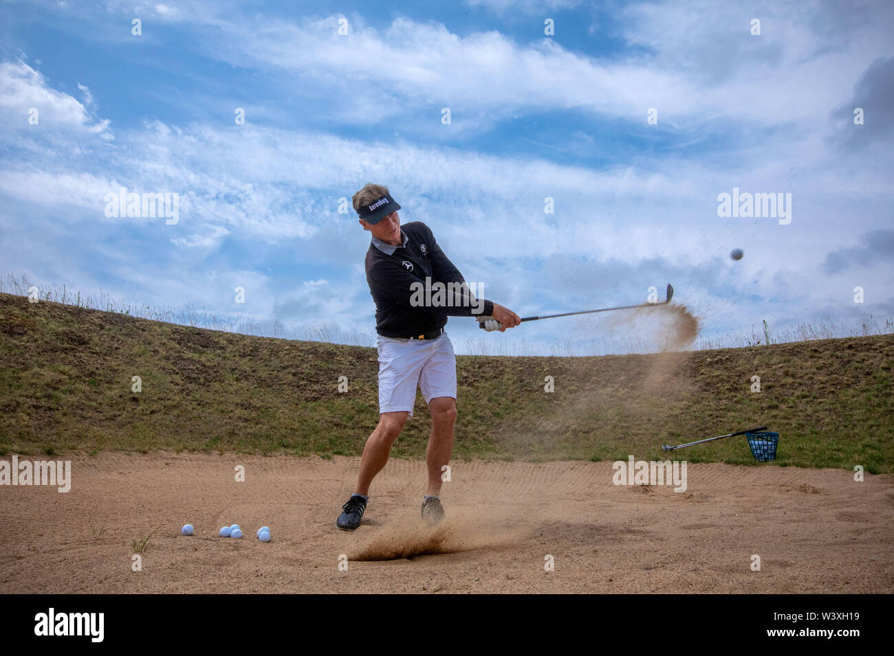 Gneven, Germania. 17 Luglio, 2019. Golf veterano Bernhard Langer colpisce la palla da un bunker durante una pratica rotonda. Il 61-anno-vecchio Langer suonerà presso l'European Senior torneo Tour vicino a Schwerin in Gneven, Mecklenburg, durante il fine settimana. Langer è stato il giocatore dominante sulla US Champions Tour per undici anni. Credito: Jens Büttner/dpa-Zentralbild/ZB/dpa/Alamy Live News Foto Stock