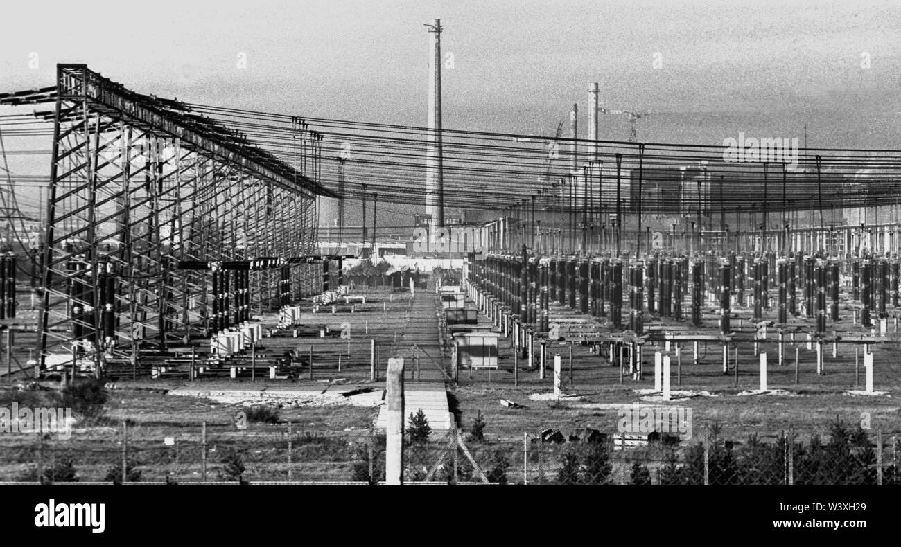 Archiviato - 01 Gennaio 1990 Berlino, Greifswald: Meclemburgo-pomerania/RDT/1990 Lubmin centrale nucleare nei pressi di Greifswald. Il blocco 5 è ancora in costruzione. Un po' più tardi, la pianta di potere è spento per motivi di sicurezza. Oggi vi è una struttura temporanea di deposito per le scorie radioattive. La tecnologia è stata sovietico. La foto mostra il trasformatore impianto per l'elettricità // atom/energia/reattore nucleare/potenza/energia nucleare/stati federali/*** Caption locale *** Germania Est/Energia Atomica impianto di alimentazione vicino a Greifswald, Germania settentrionale. Turbine Hall, dove l'energia elettrica è pro Foto Stock