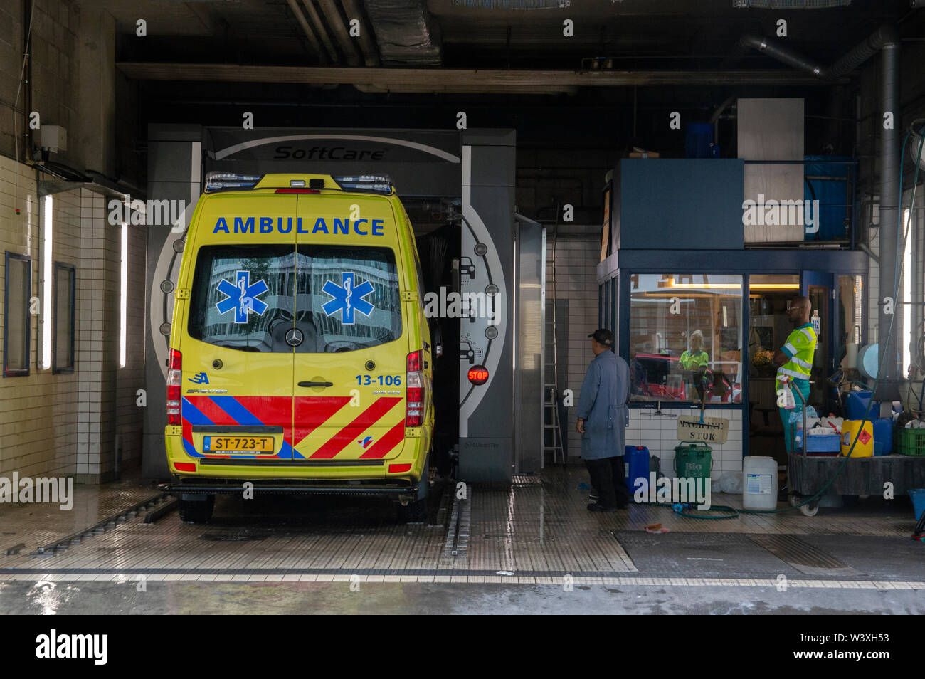 Pulizia di un ambulanza a Amsterdam Paesi Bassi 2019 Foto Stock