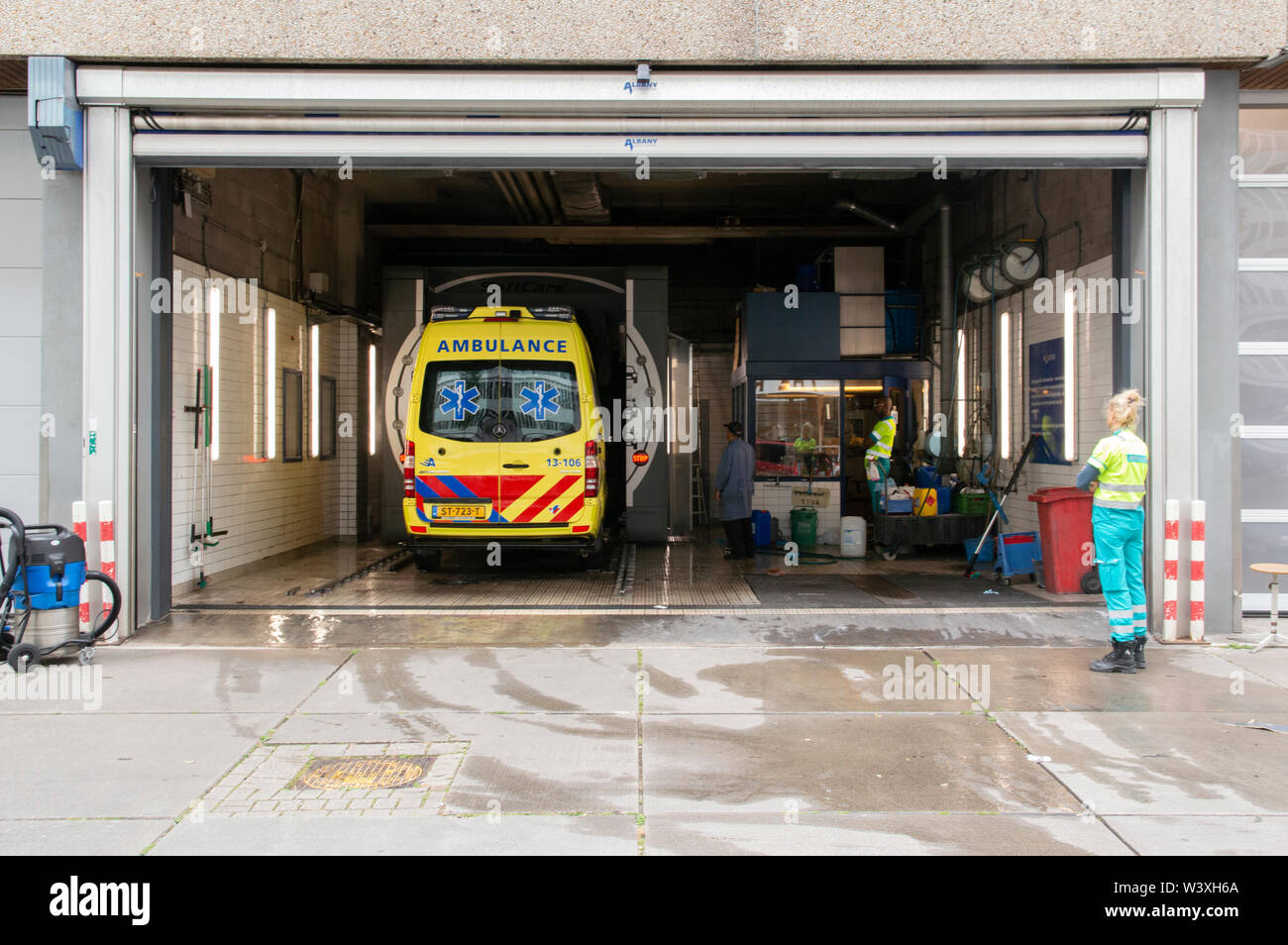 Pulizia di un ambulanza a Amsterdam Paesi Bassi 2019 Foto Stock