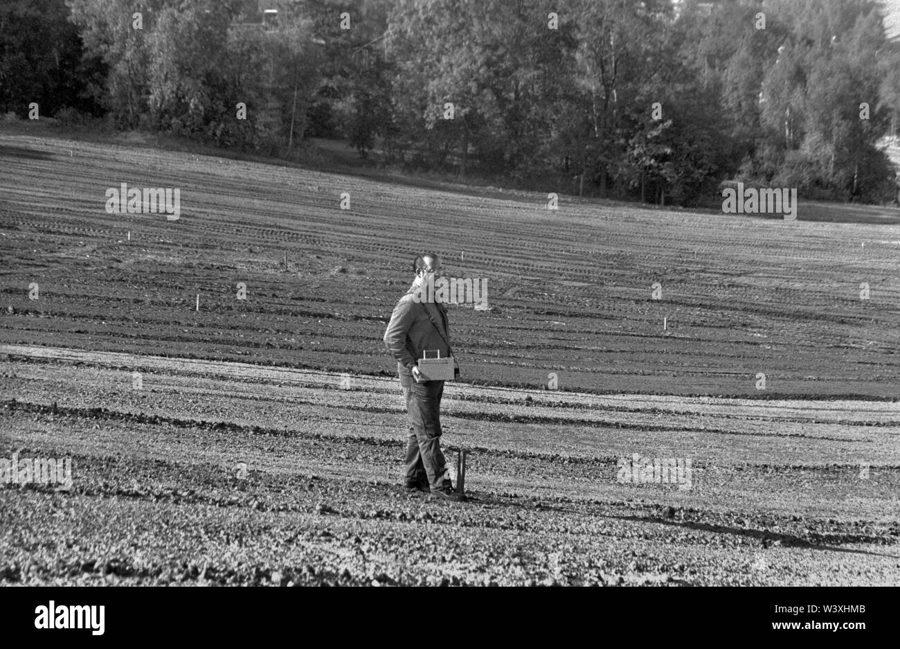 Archiviato - 01 gennaio 1992, Berlino, Aue: Sassonia/Stati Federali/RDT/energia/1992 discariche di uranio in Schlema vicino a Aue, la misura della radioattività. Il risanamento dei maggiori danni ambientali ha iniziato a. Il cumulo è appiattita e terrazze sono stabiliti, boccole sono piantati. Accesso per la popolazione non sarà possibile per un periodo di tempo molto lungo. La guarigione è di fatto da WISMUT AG // Erzgebirge/ambiente/Atom/uranio/Mining Il German-Soviet joint stock company è stata fondata dopo la nascita della Repubblica democratica tedesca al fine di consentire l' Unione Sovietica ulteriore accesso di uranio nel Erzgebirg Foto Stock
