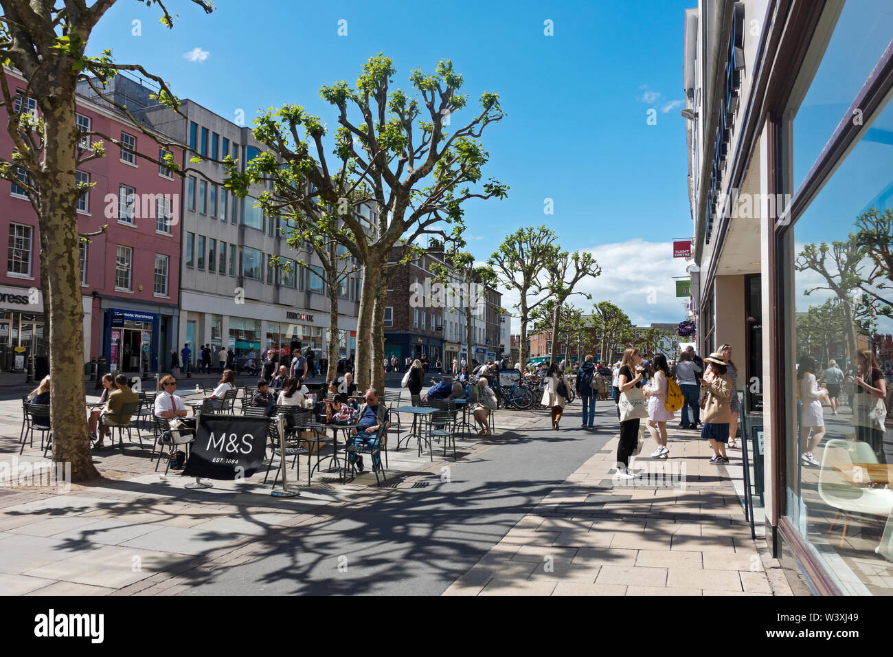 Persone visitatori acquirenti negozi negozi nel centro della città in estate Parliament Street York North Yorkshire Inghilterra Regno Unito Foto Stock