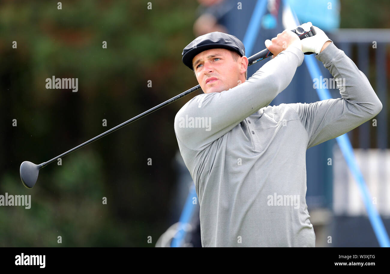 Stati Uniti d'America's Bryson Dechambeau tees off 5 durante il primo giorno del Campionato Open 2019 presso il Royal Portrush Golf Club. Foto Stock