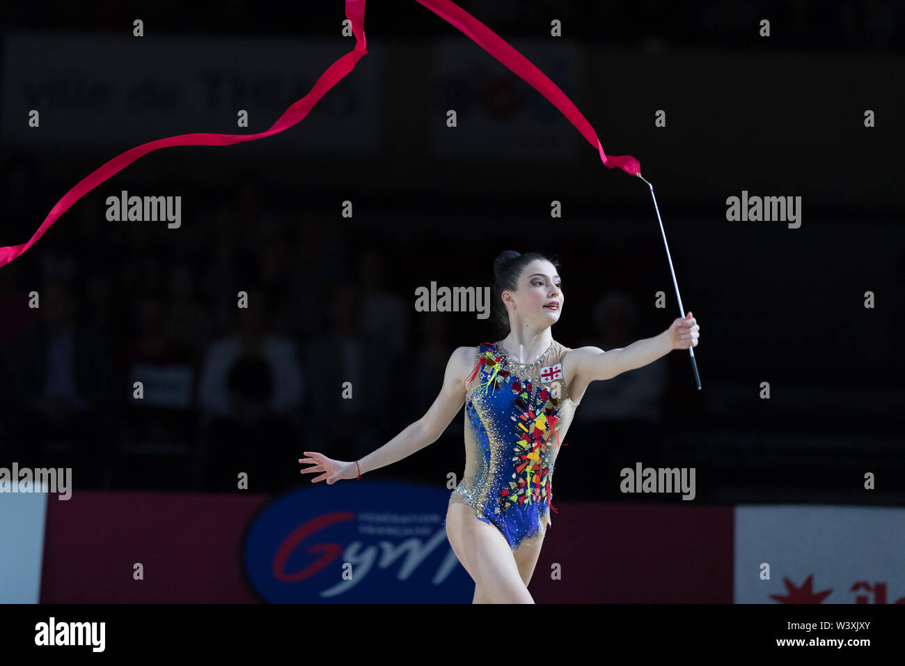 Keti Arbolishvili dalla Georgia esegue la sua routine di nastro durante il 2019 Grand Prix de Thiais Foto Stock