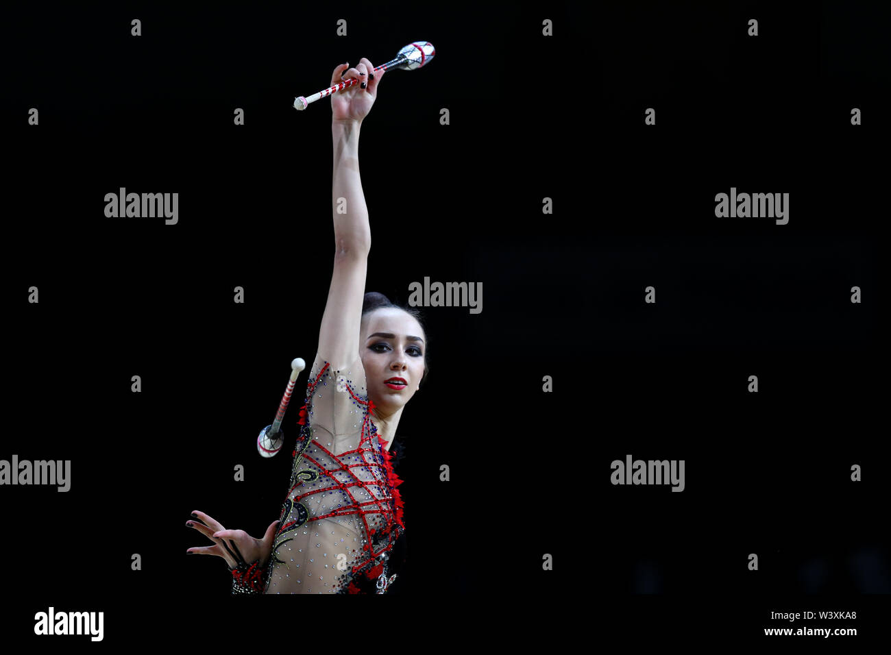 Irina Annenkova dalla Russia esegue il suo club durante la routine 2019 Grand Prix de Thiais Foto Stock