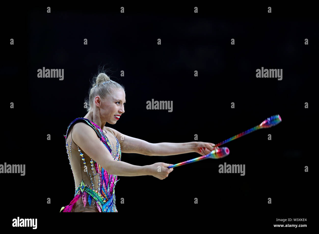 Kseniya Moustafaeva dalla Francia esegue il suo club durante la routine 2019 Grand Prix de Thiais Foto Stock