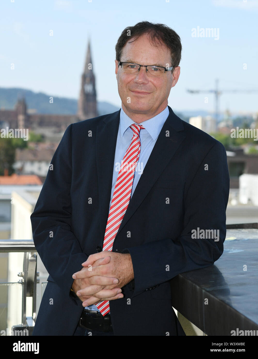 Freiburg, Germania. 18 Luglio, 2019. Oliver Müller, direttore di Caritas international è in piedi di fronte a una conferenza stampa della Cattolica organizzazione di aiuti Caritas internazionale di fronte alla Cattedrale di Friburgo. Credito: Patrick Seeger/dpa/Alamy Live News Foto Stock