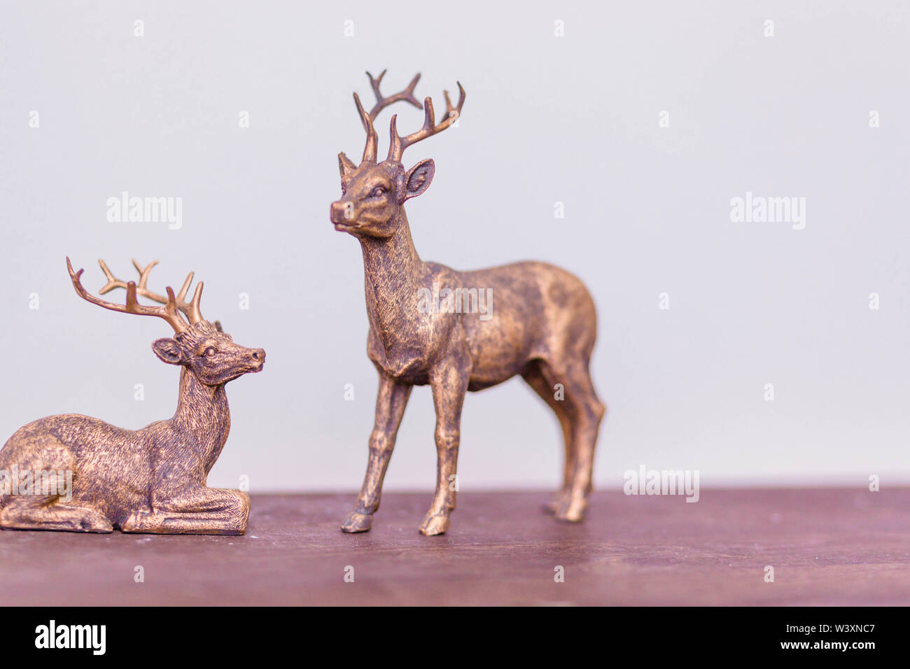 Una coppia di cervi figurine come il decor della camera Foto Stock